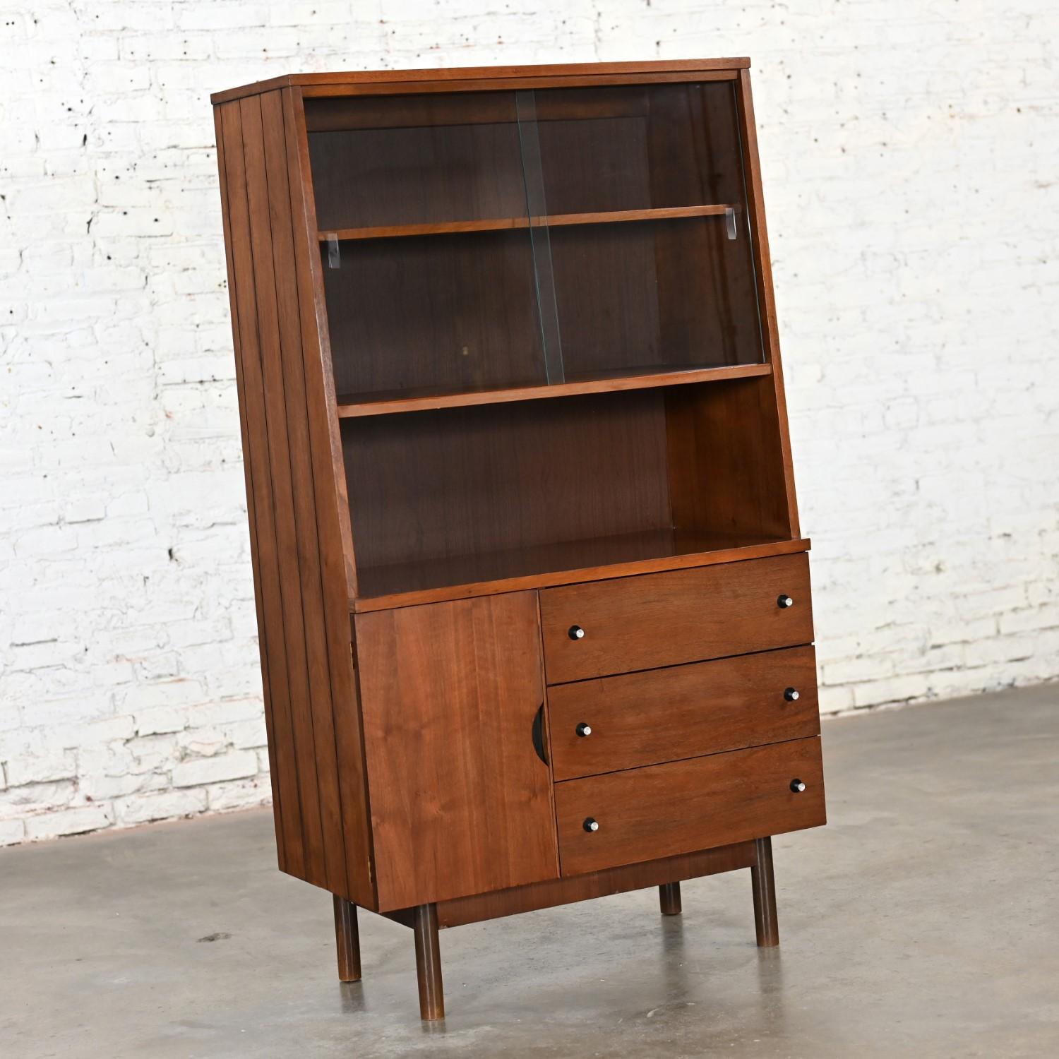 Vintage MCM Stanley Furniture Petite Walnut China Cabinet Book or Display Case 12