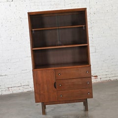Vintage MCM Stanley Furniture Pequeña vitrina de porcelana de nogal vitrina para libros o expositores
