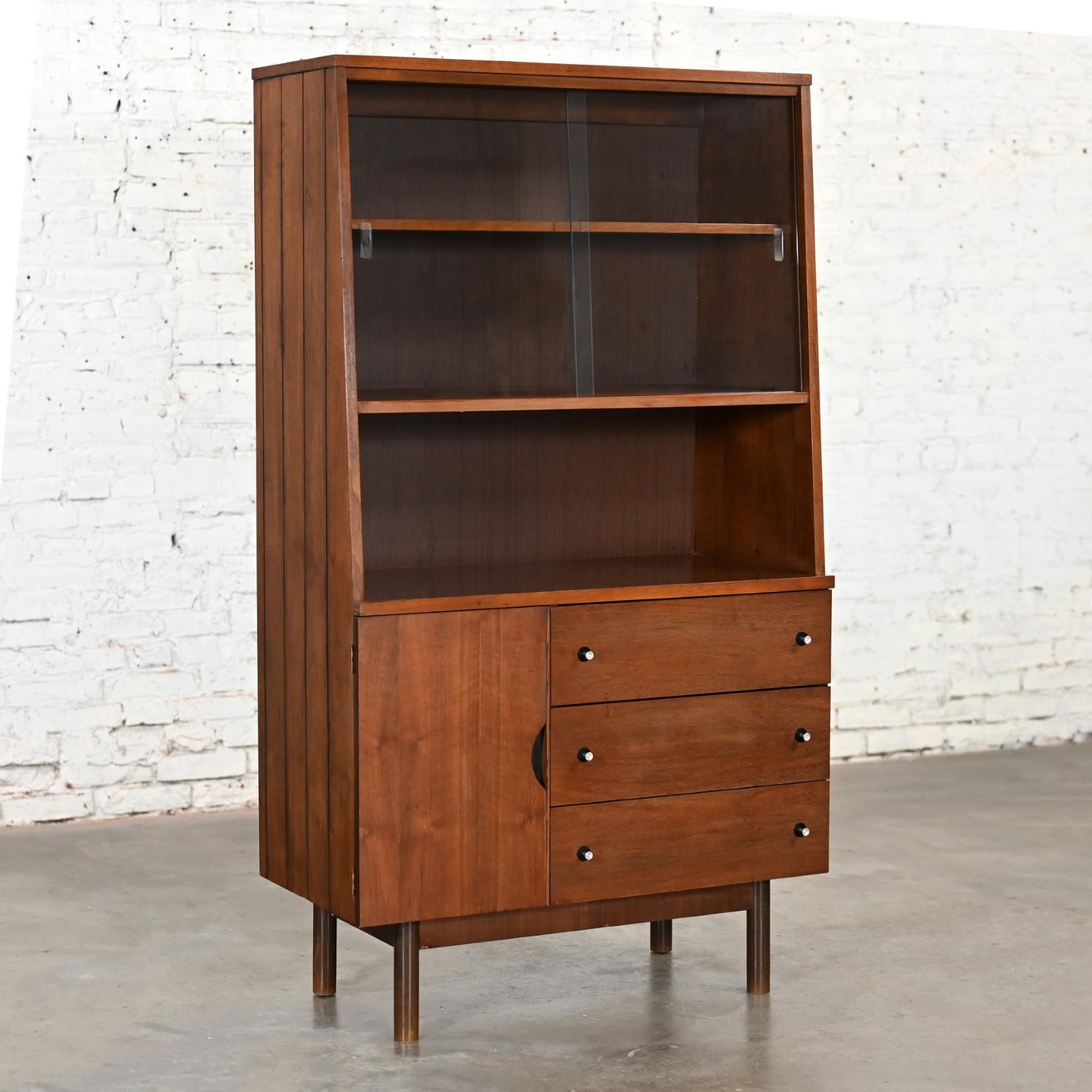 Vintage MCM Stanley Furniture Petite Walnut China Cabinet Book or Display Case 13