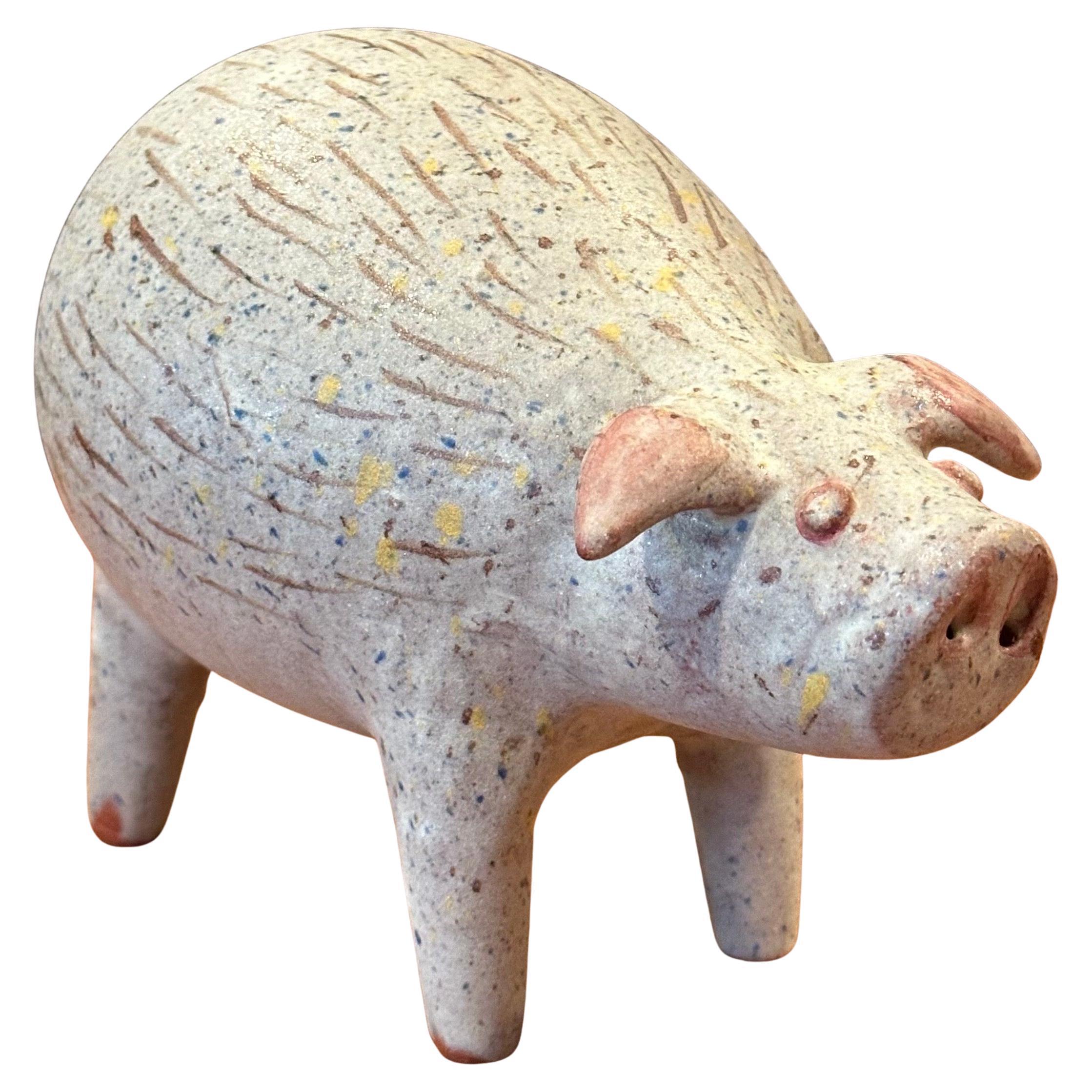 Scultura di maiale in gres MCM vintage di Alfaraz, Spagna, circa anni '70. Il pezzo è in buone condizioni vintage, senza scheggiature o crepe e con una patina meravigliosa; misura 8 