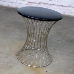 Taburete Vintage MCM Manera de Warren Platner Base de alambre cromado y asiento de vinilo negro