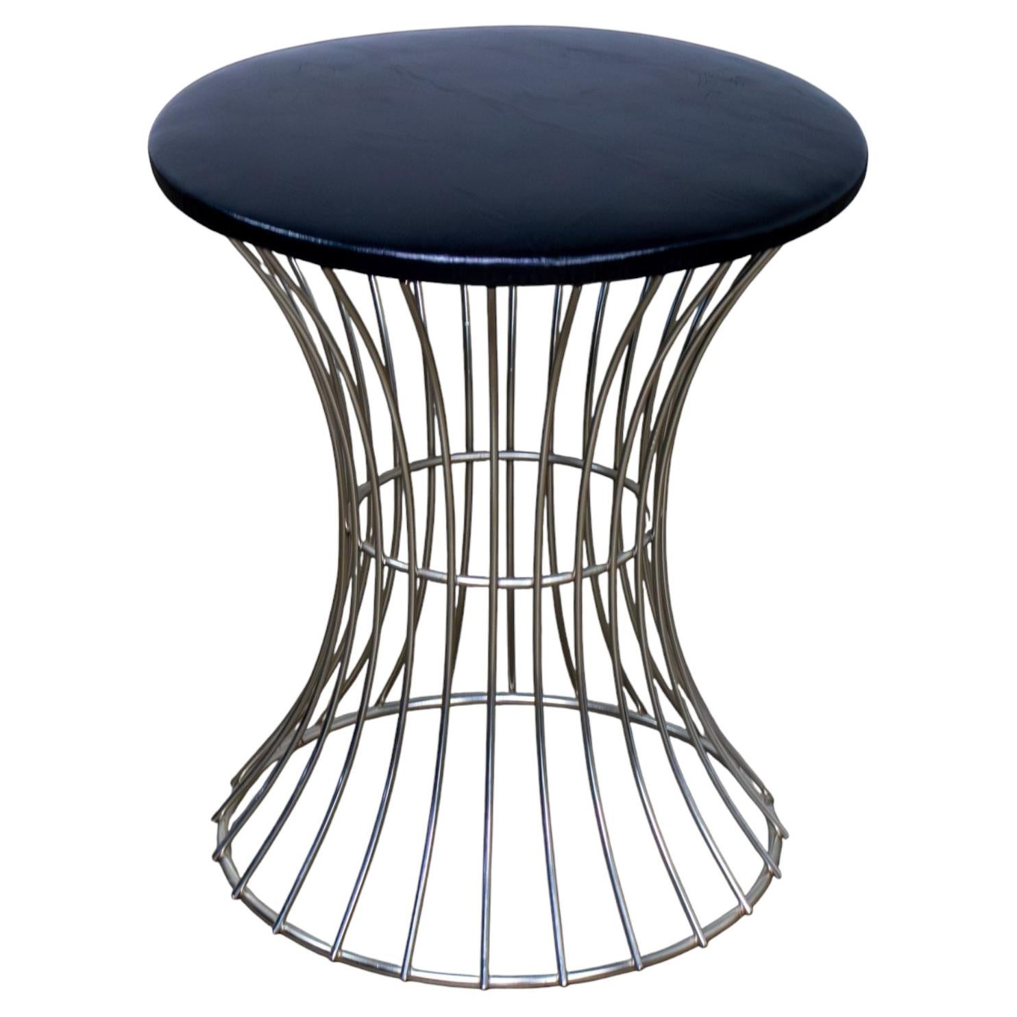 Taburete Vintage MCM Manera de Warren Platner Base de alambre cromado y asiento de vinilo negro en venta