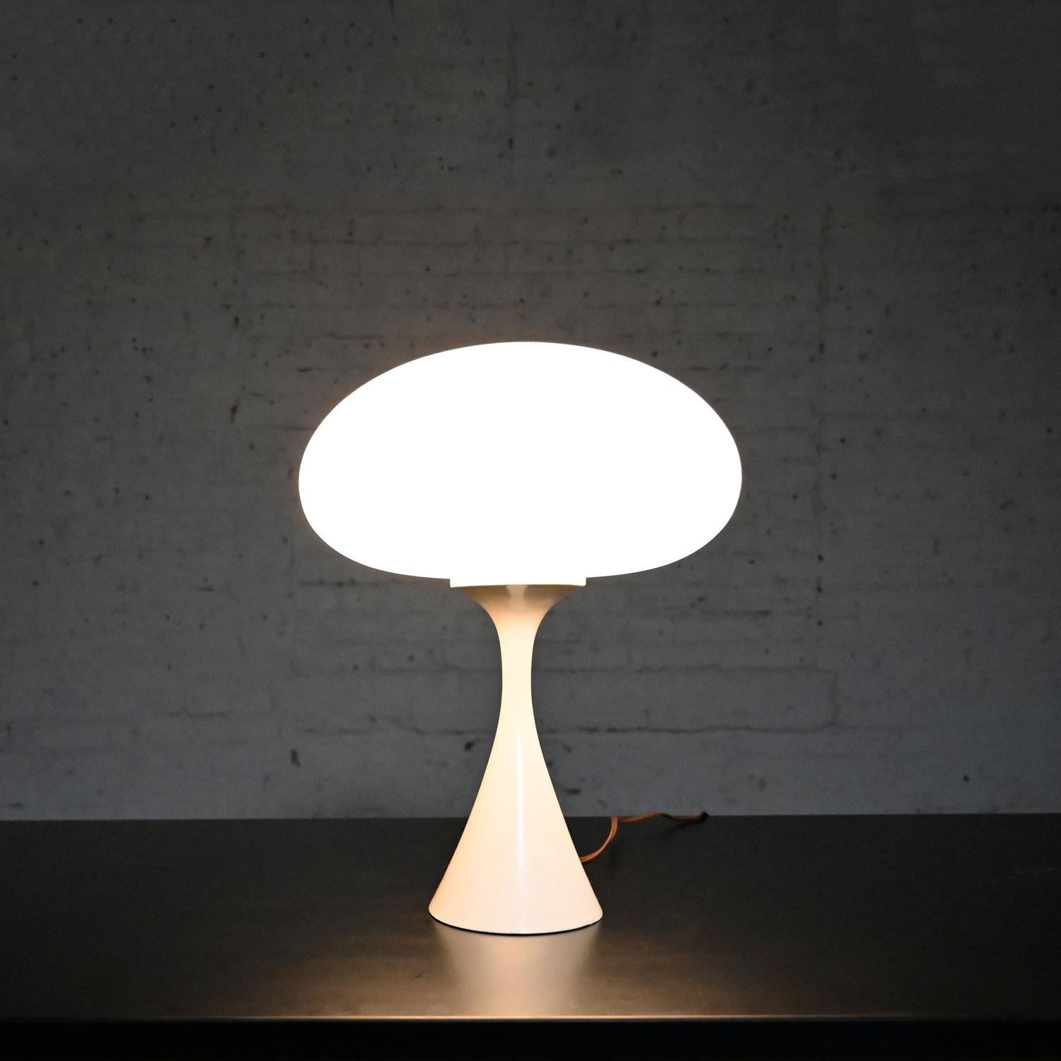 Vintage MCM Table Lamp with Frosted White Glass Mushroom Shade by Laurel Lamp Co In Good Condition In Topeka, KS