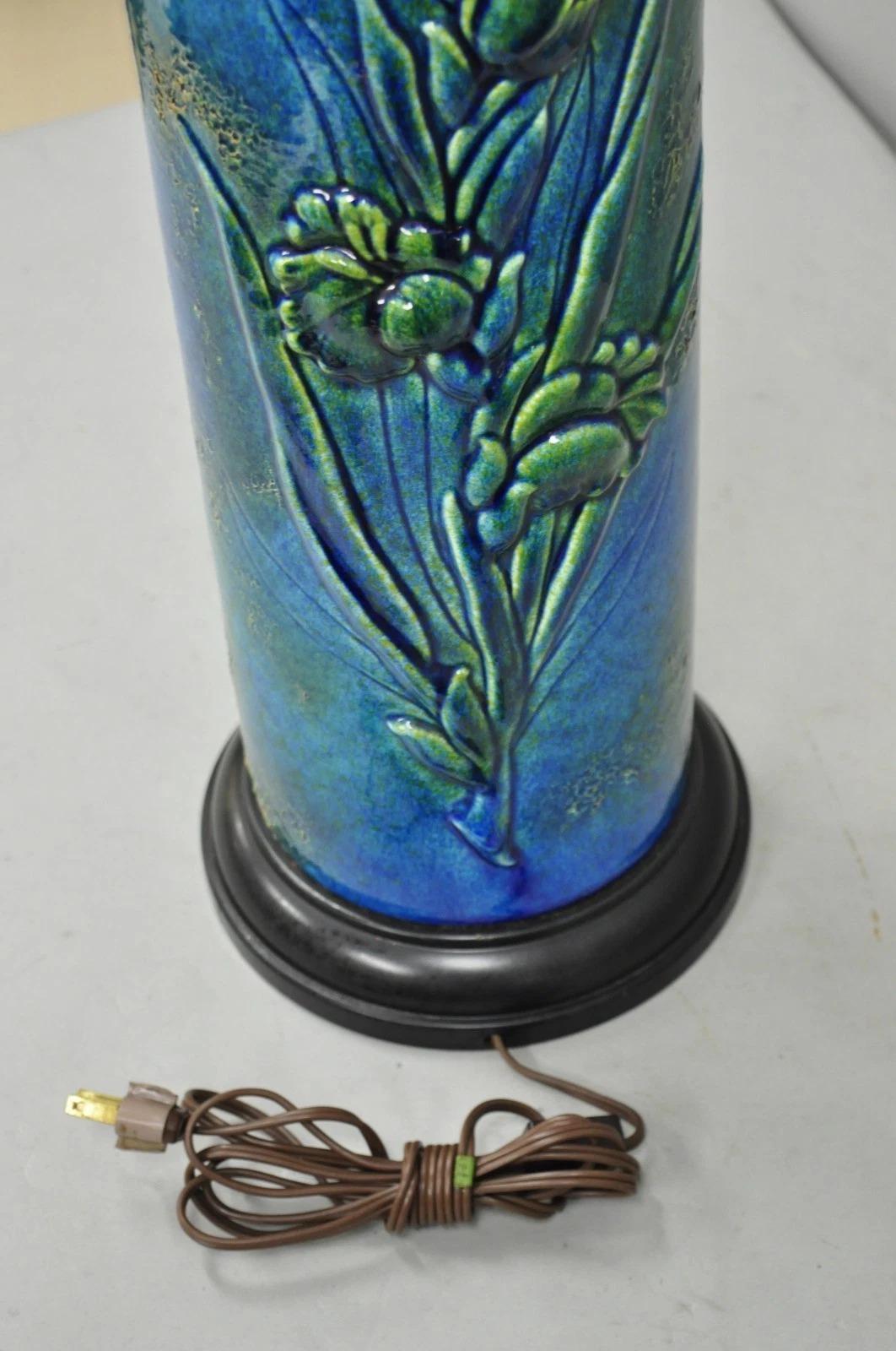 Lampada da tavolo vintage MCM Tall Royal Haeger Attr Blue Glazed Ceramic Pottery Floral in vendita 3