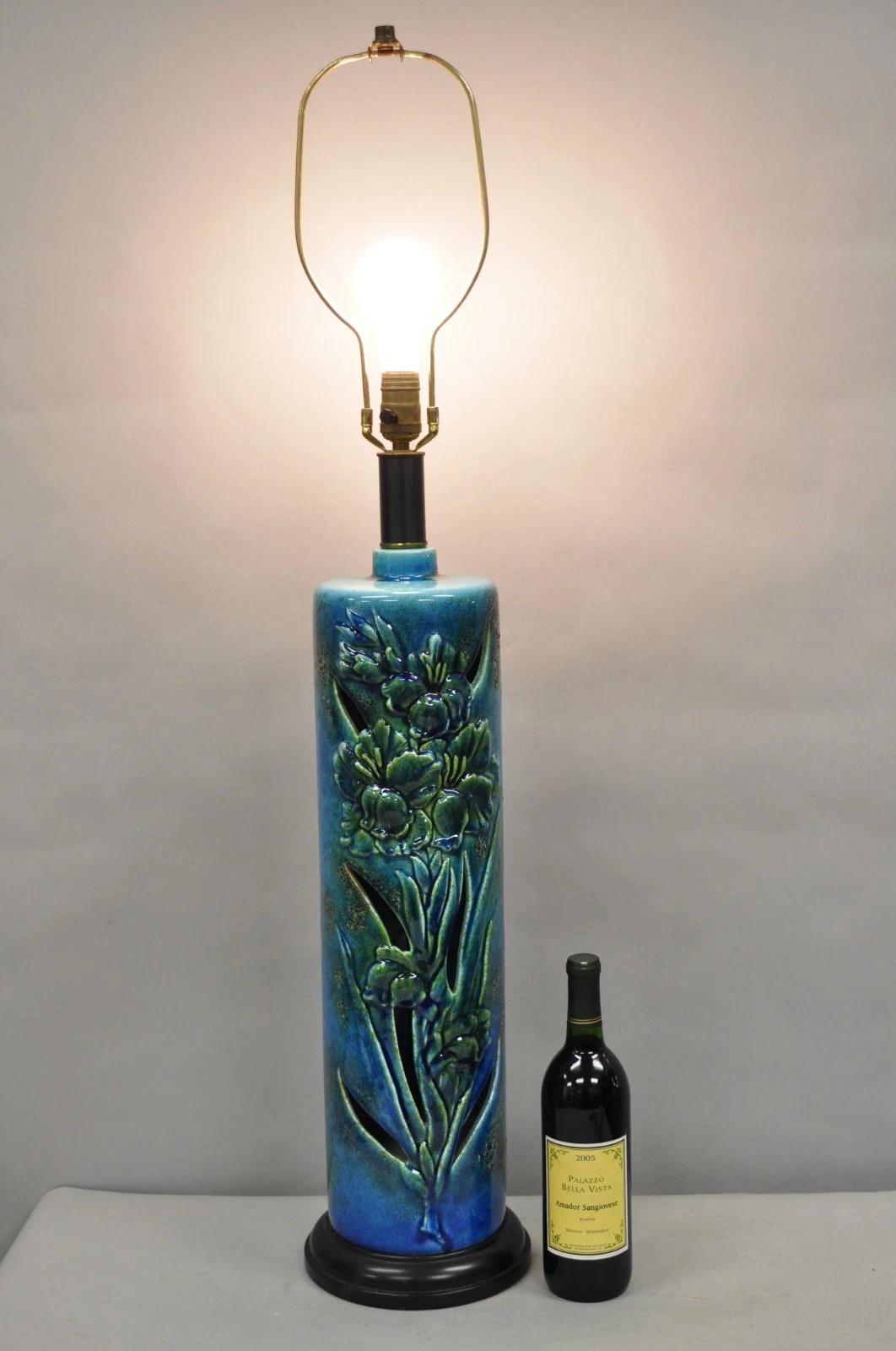 Lampada da tavolo floreale in ceramica smaltata vintage della metà del secolo scorso, di colore blu e verde, attribuita a Royal Haeger. Circa metà del XX secolo. Misure: 42