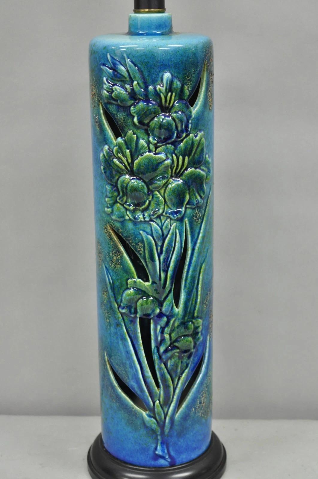 Mid-Century moderno Lampada da tavolo vintage MCM Tall Royal Haeger Attr Blue Glazed Ceramic Pottery Floral in vendita