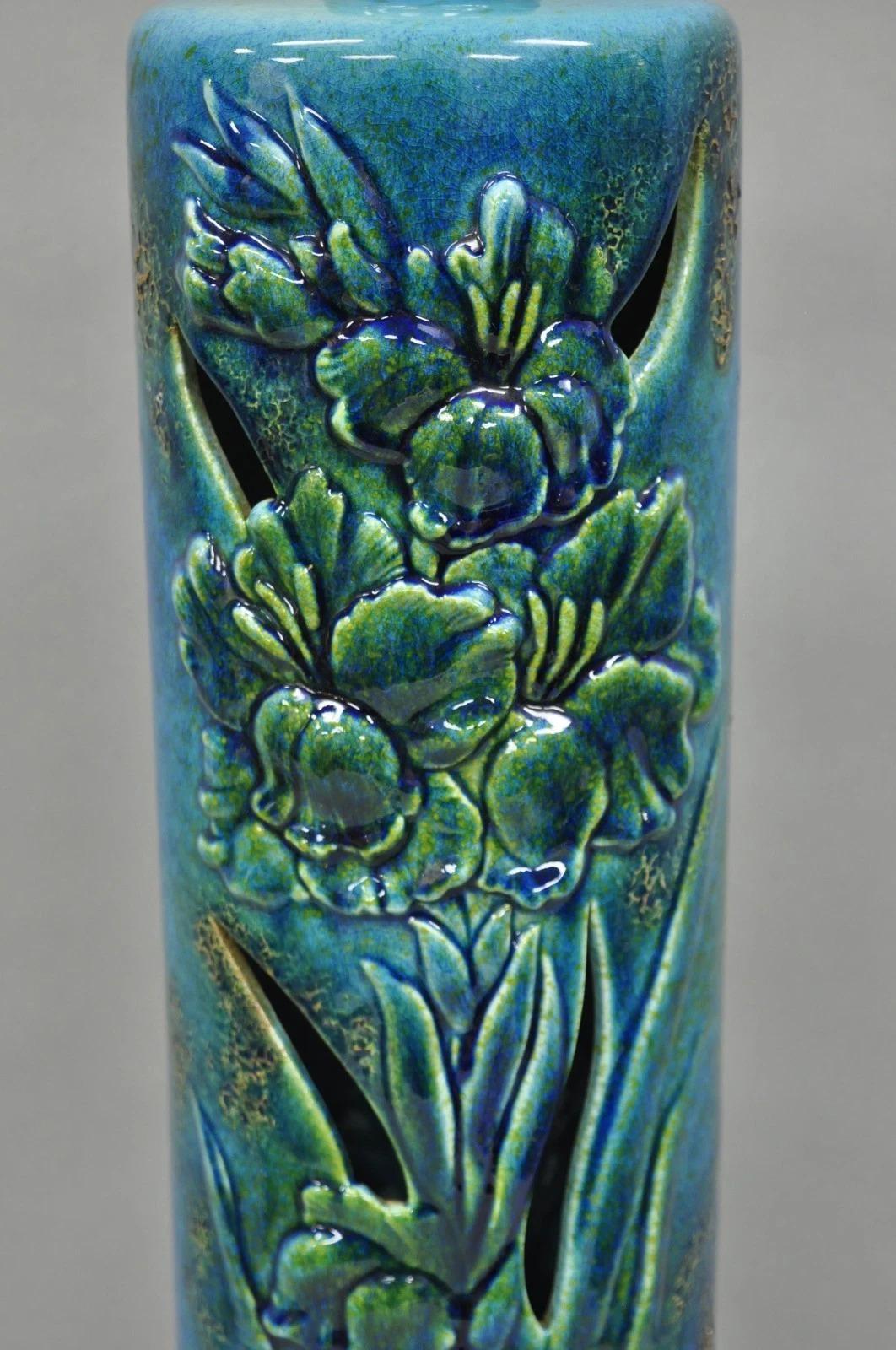 Sconosciuto Lampada da tavolo vintage MCM Tall Royal Haeger Attr Blue Glazed Ceramic Pottery Floral in vendita