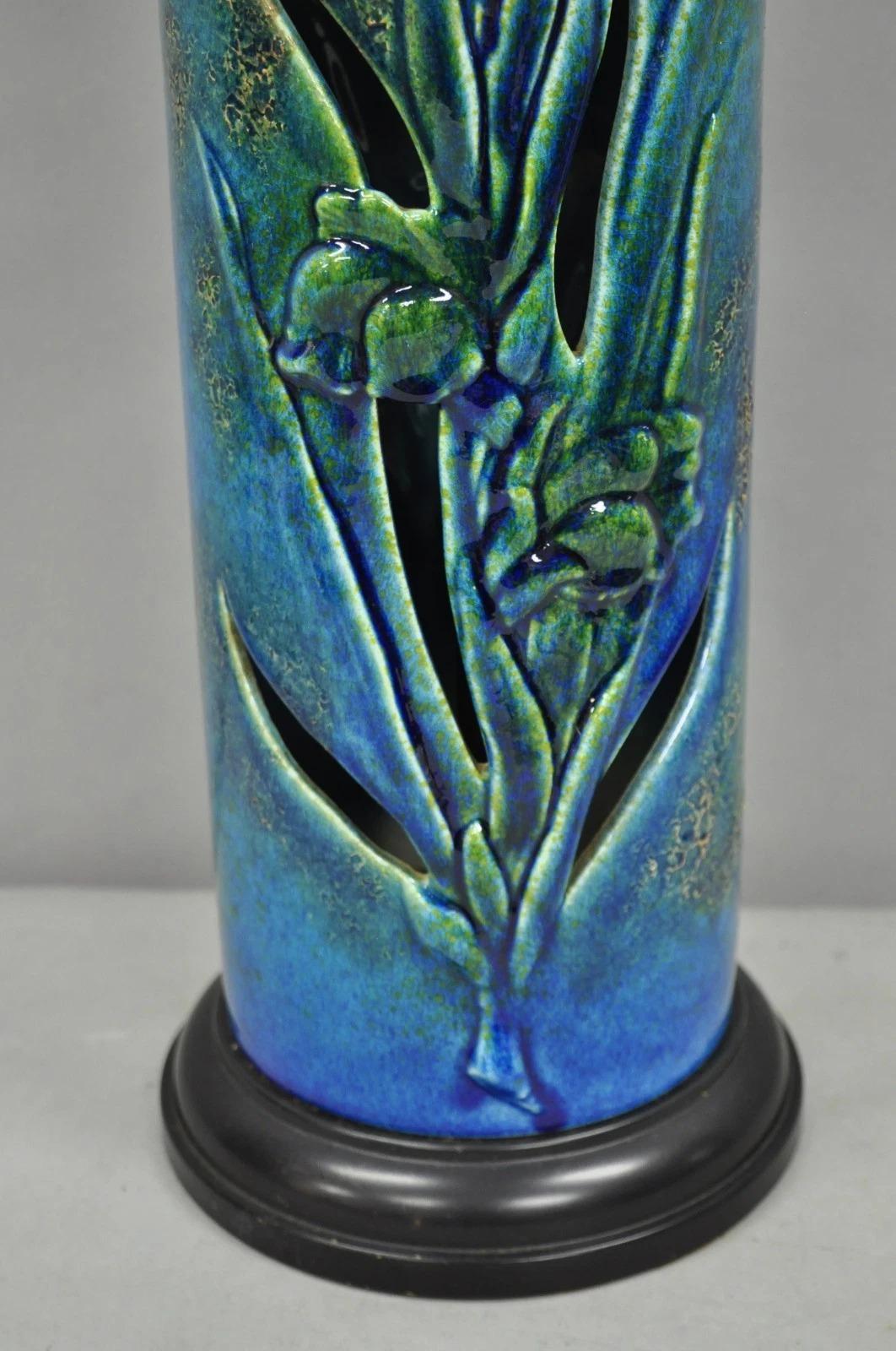 Lampada da tavolo vintage MCM Tall Royal Haeger Attr Blue Glazed Ceramic Pottery Floral In condizioni buone in vendita a Philadelphia, PA