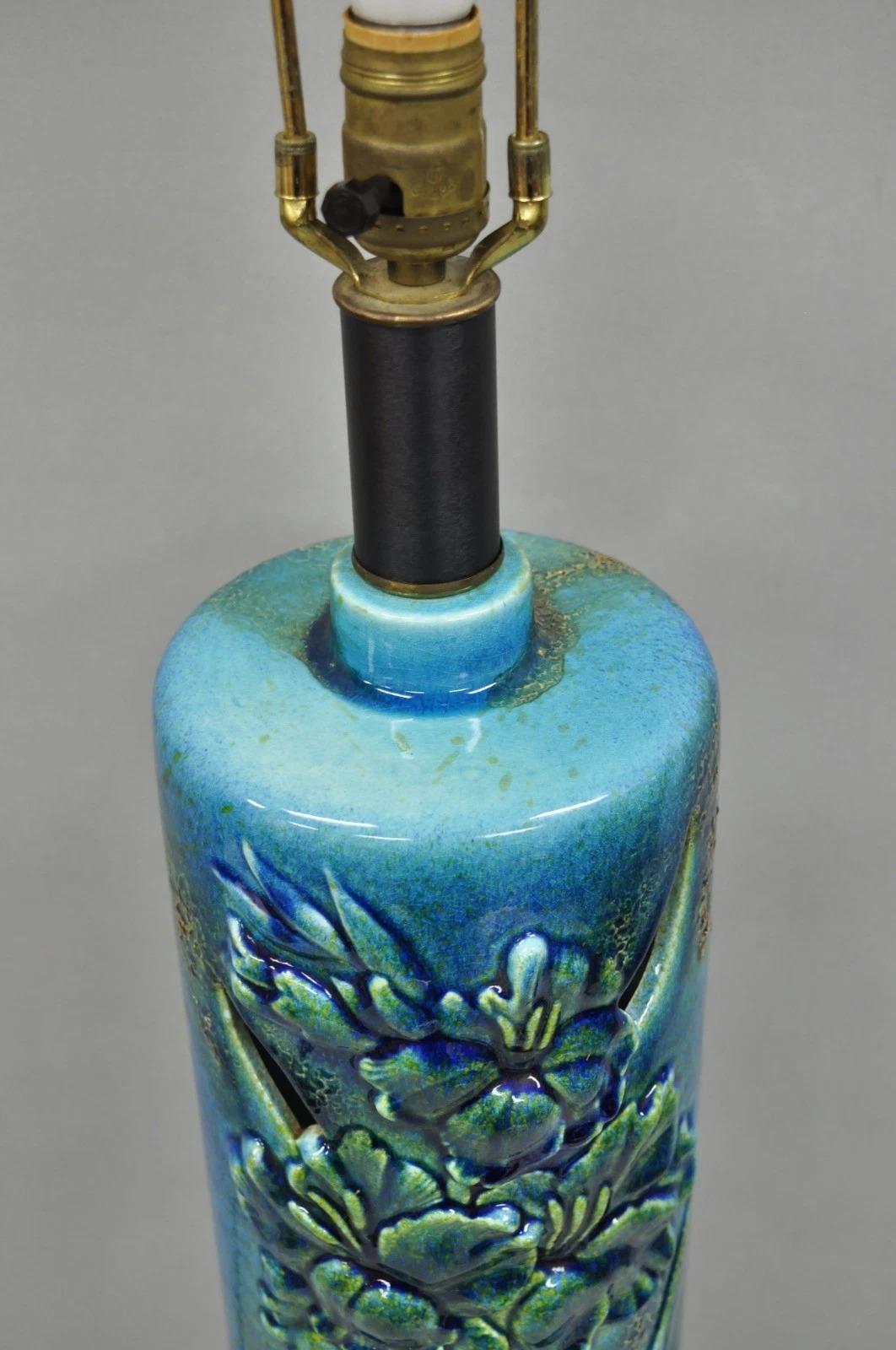 Lampada da tavolo vintage MCM Tall Royal Haeger Attr Blue Glazed Ceramic Pottery Floral in vendita 1
