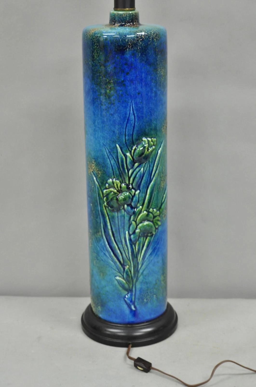 Lampada da tavolo vintage MCM Tall Royal Haeger Attr Blue Glazed Ceramic Pottery Floral in vendita 2