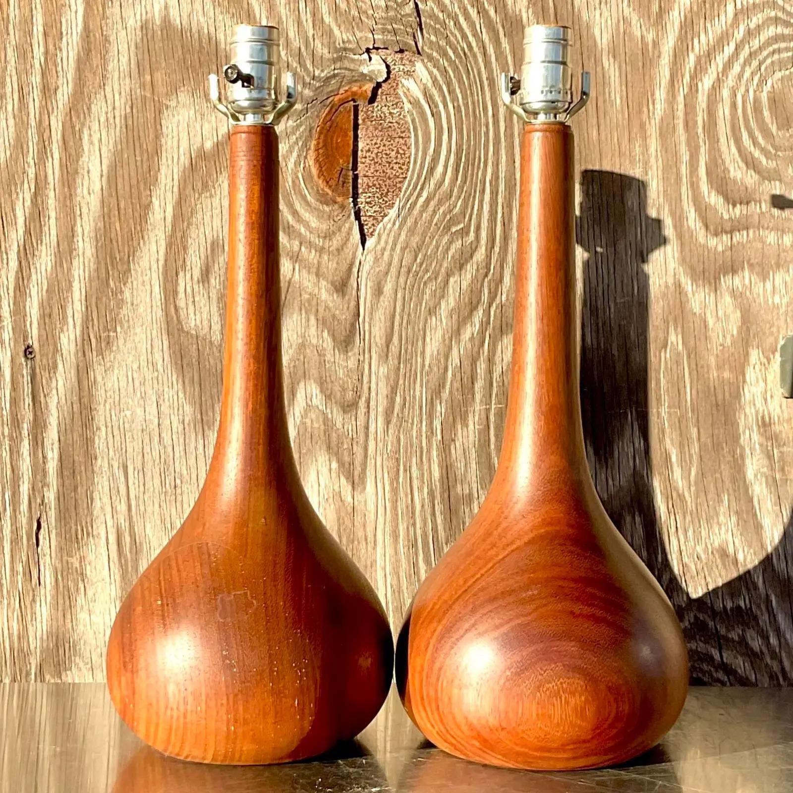 Une paire fantastique de lampes de table MCM vintage. Forme chic de bulbe d'oignon en bois de teck. Magnifique détail de grain de bois. Acquis d'une propriété de Palm Beach. 

Les lampes sont en excellent état. Petites éraflures et imperfections