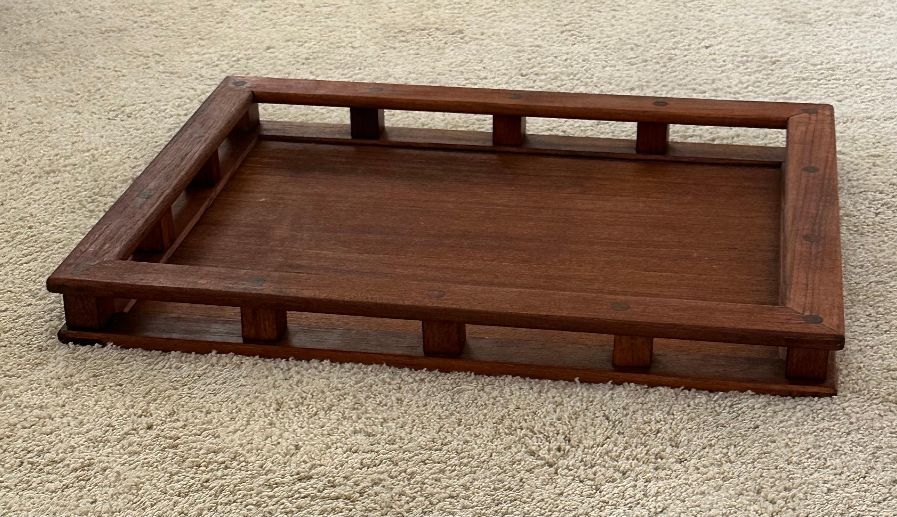Plateau de service en teck vintage MCM avec rails par Dansk en vente 3