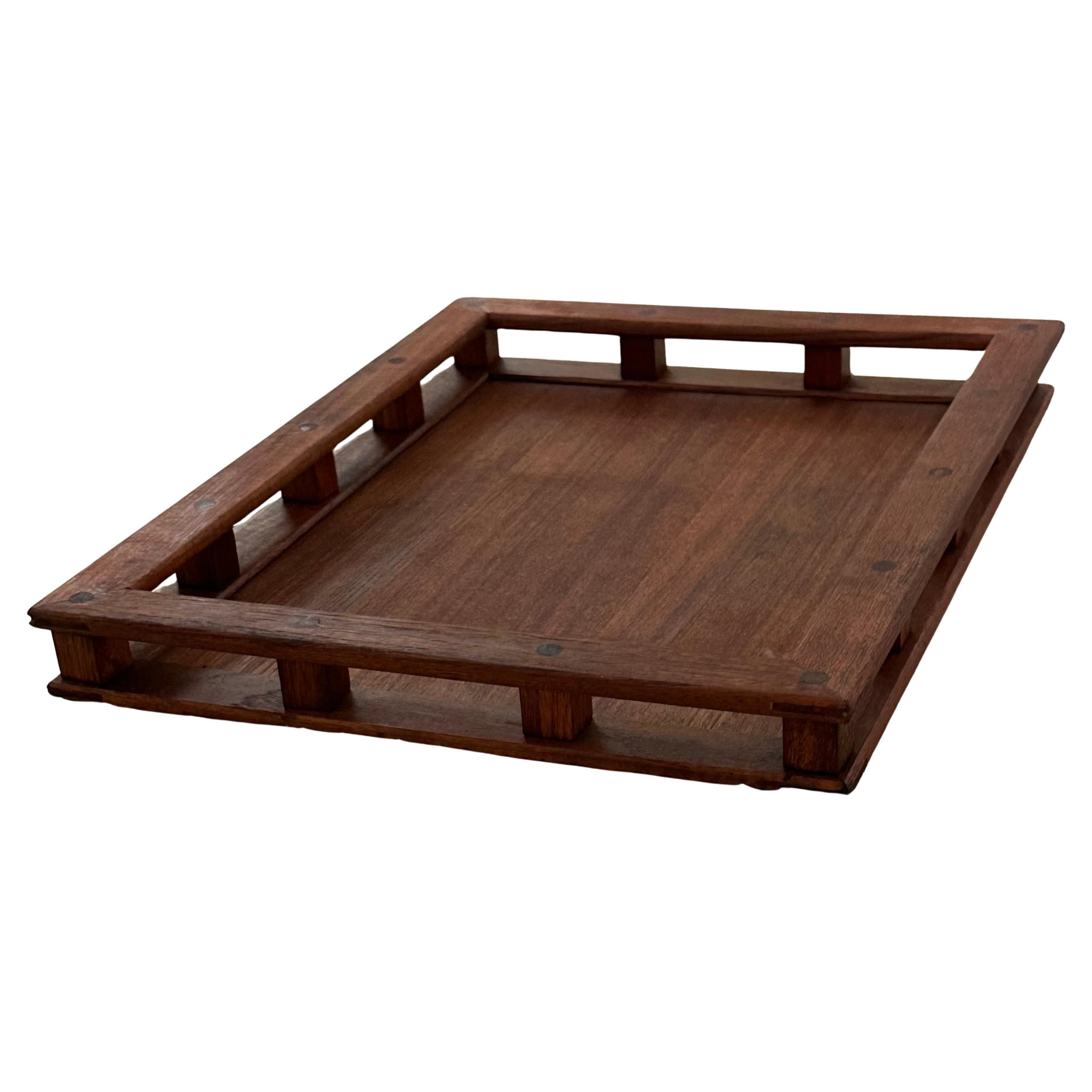 Plateau de service vintage MCM en teck avec rails par Dansk, circa 1980.  Cette pièce est fabriquée en bois de teck massif avec des poignées en forme de rail. Cette pièce présente une construction à détails chevillés qui lui confère un aspect