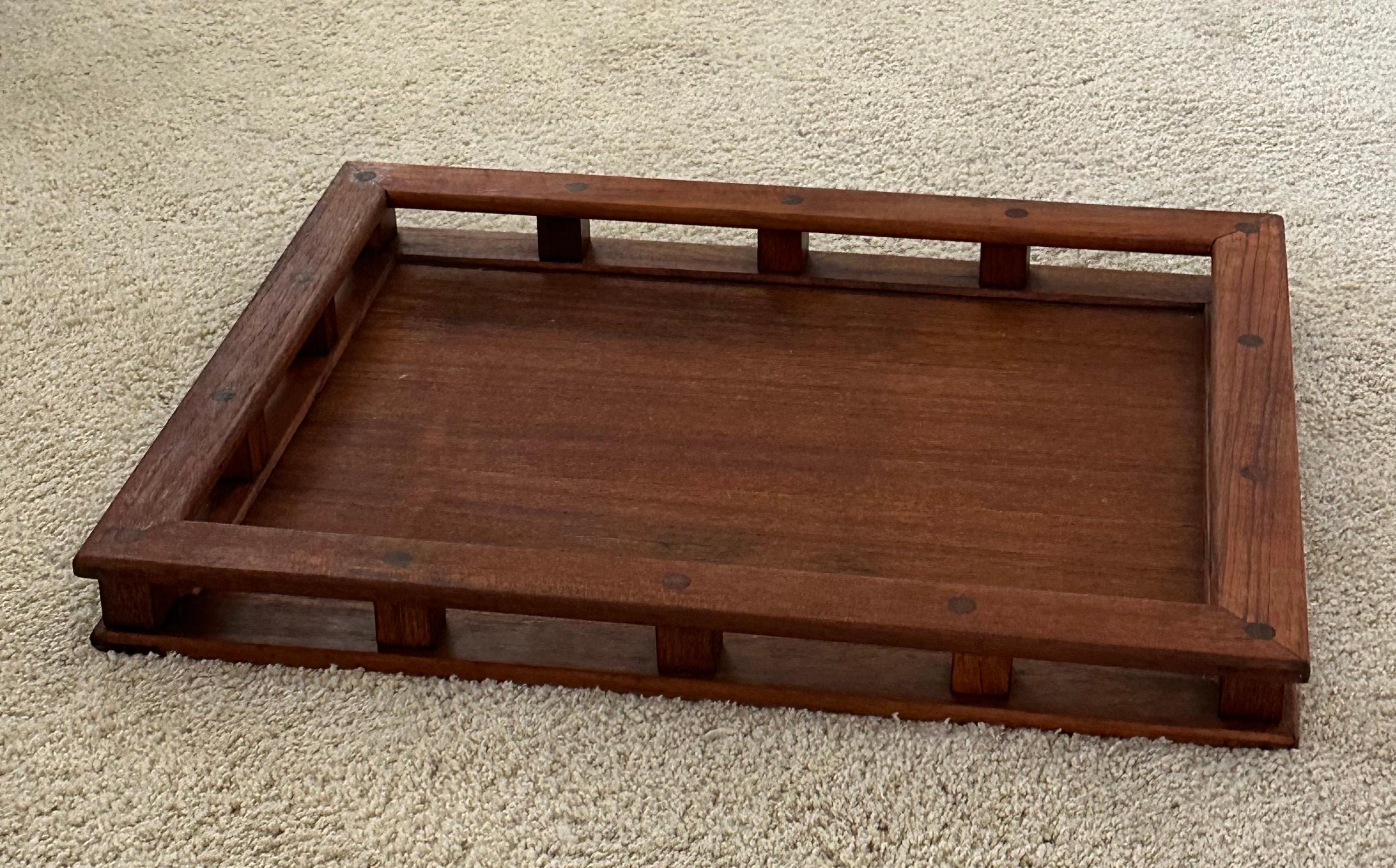 Plateau de service en teck vintage MCM avec rails par Dansk en vente 1