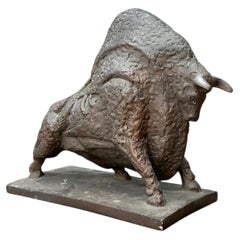 Sculpture vintage MCM représentant un taureau en plâtre texturé