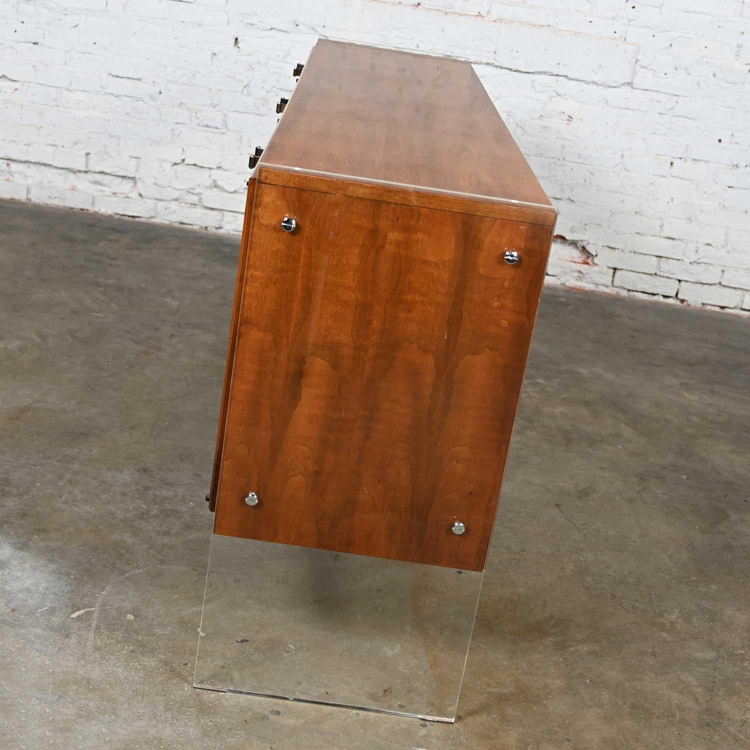 Credenza Buffet in palissandro d'epoca MCM-moderna con gambe in lucite Attr Bernhardt Flair in vendita 3