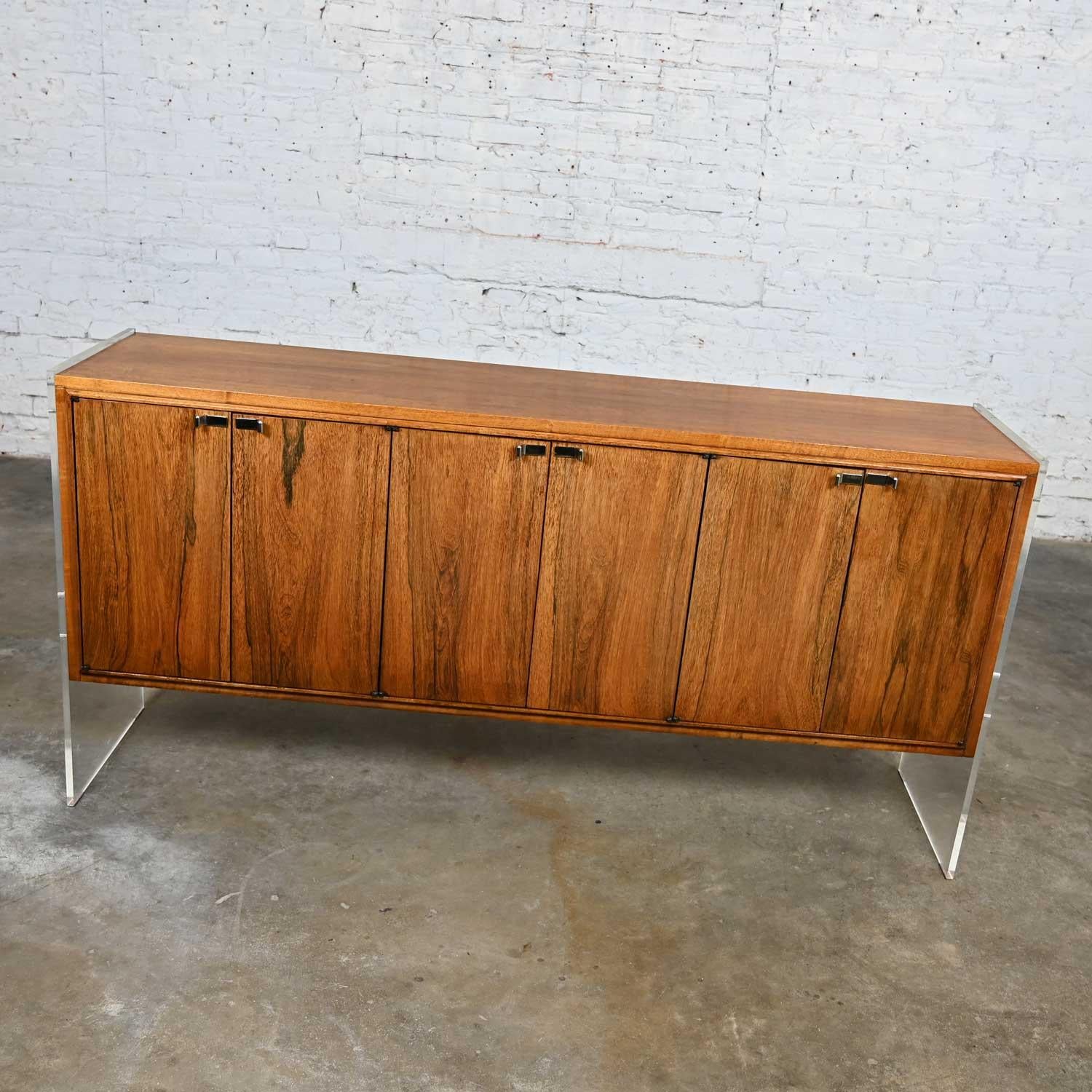 Vintage MCM to Modern Rosewood Buffet Credenza Lucite Legs Attr Bernhardt Flair In Good Condition For Sale In Topeka, KS