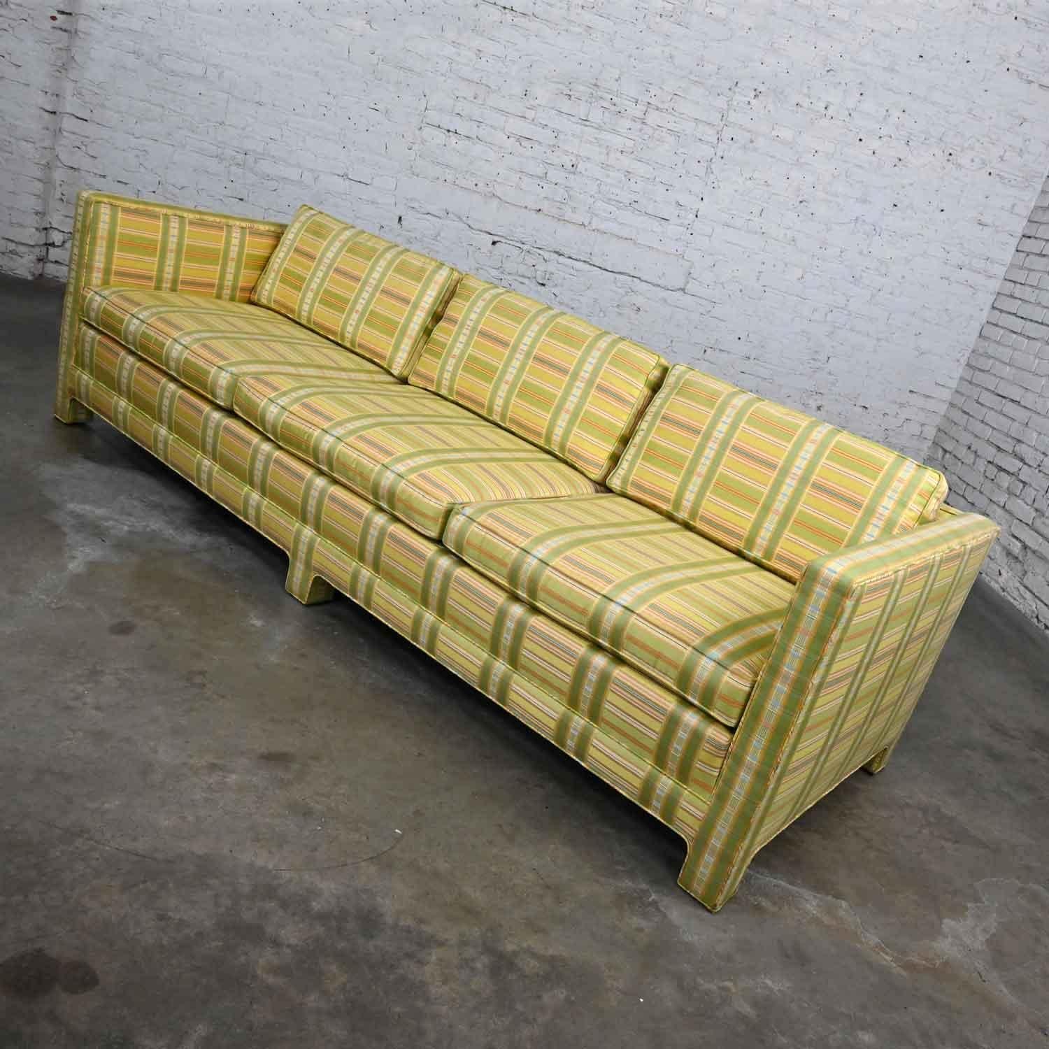 Américain Sofa de smoking à carreaux jaune et chartreuse de style MCM à moderne par Henredon en vente