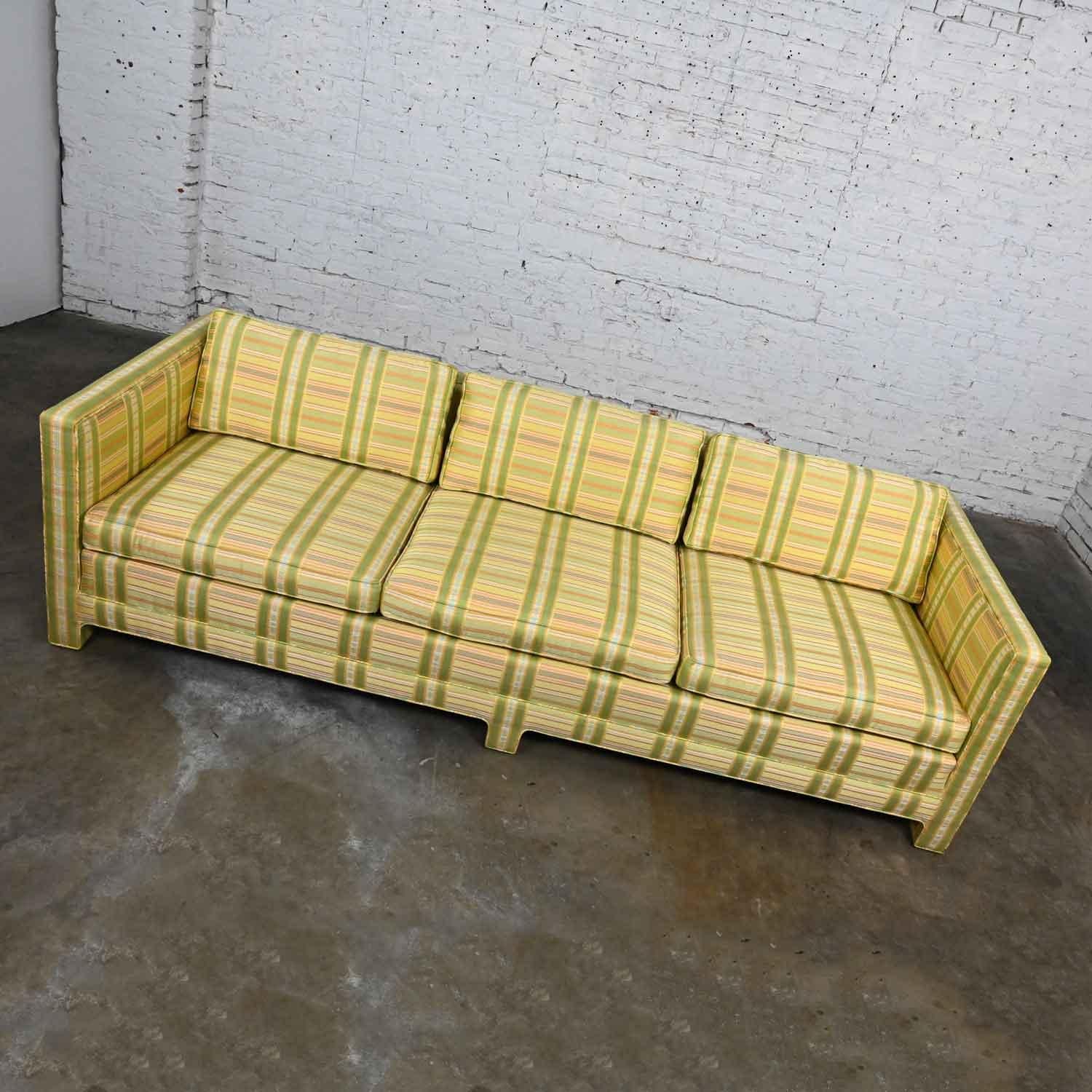 Sofa de smoking à carreaux jaune et chartreuse de style MCM à moderne par Henredon Bon état - En vente à Topeka, KS