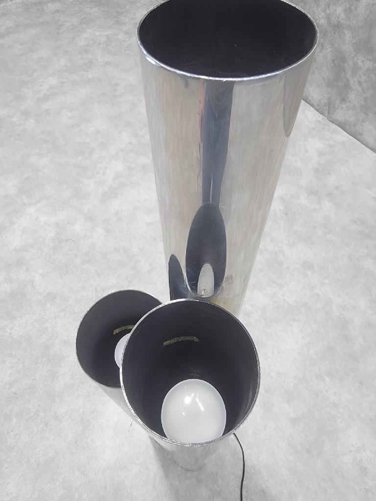 Vintage Mid Century Modern Cromo Tubular Sky Scraper Lámpara de pie de 3 luces

Coloca estas lámparas de columna sobre una mesa o en el suelo de tu interior para iluminar el espacio de una forma única. Iluminarán perfectamente cualquier rincón