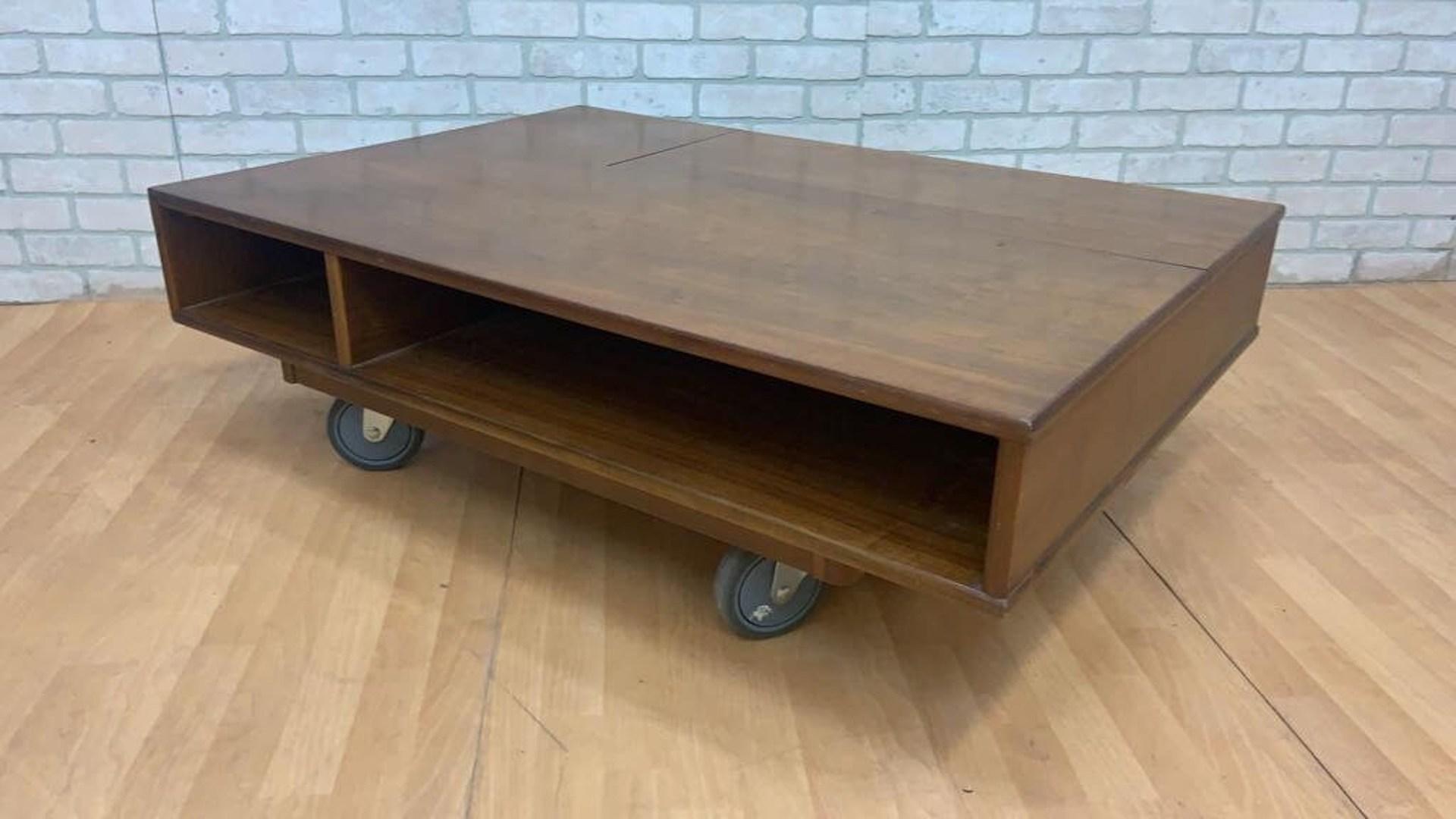Noyer Table basse vintage MCM conçue d'après Kipp Stewart pour Drexel en vente
