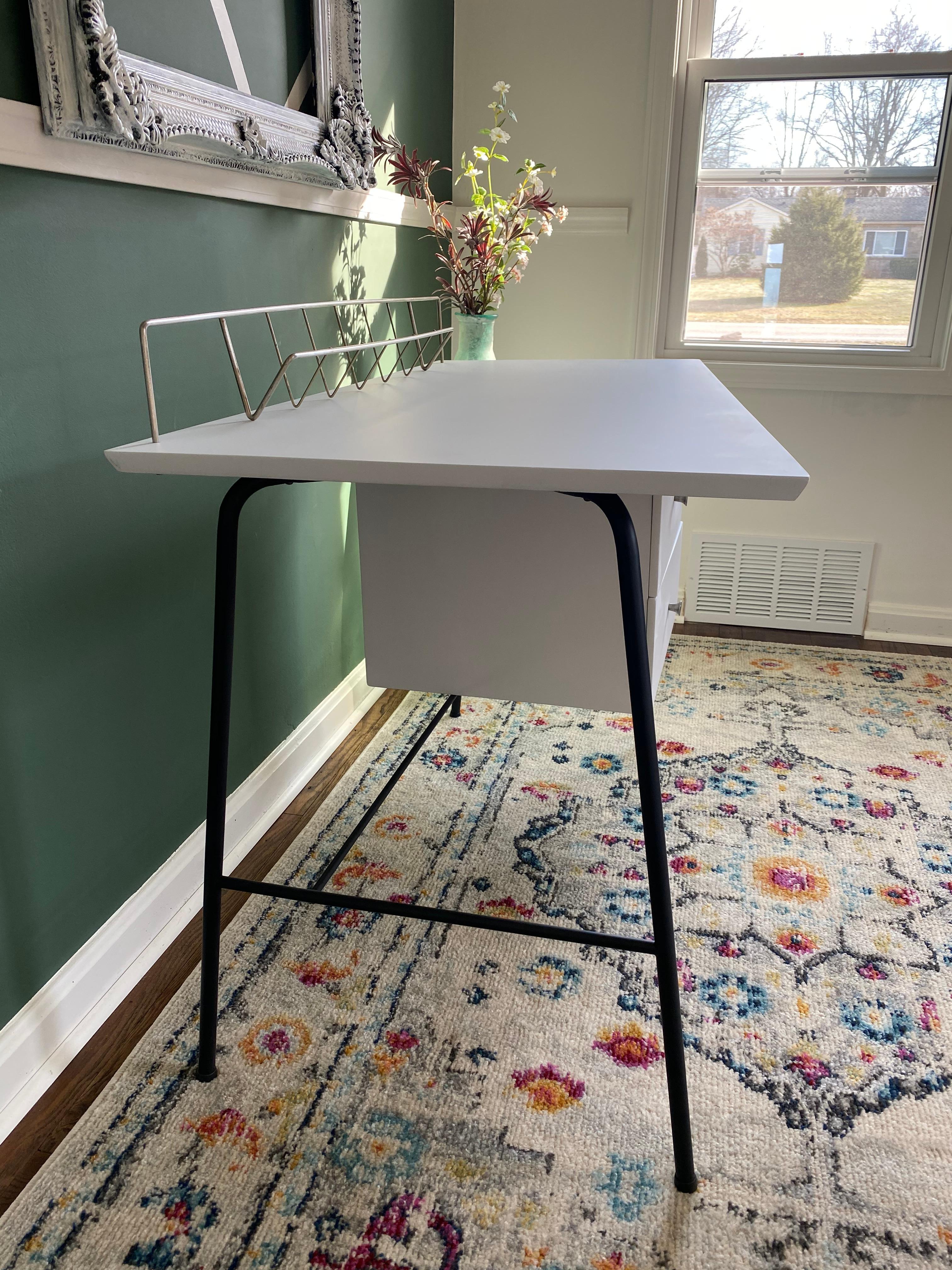 Vieux bureau trapézoïd Jamestown laqué blanc avec chaise rembourrée en vente 8