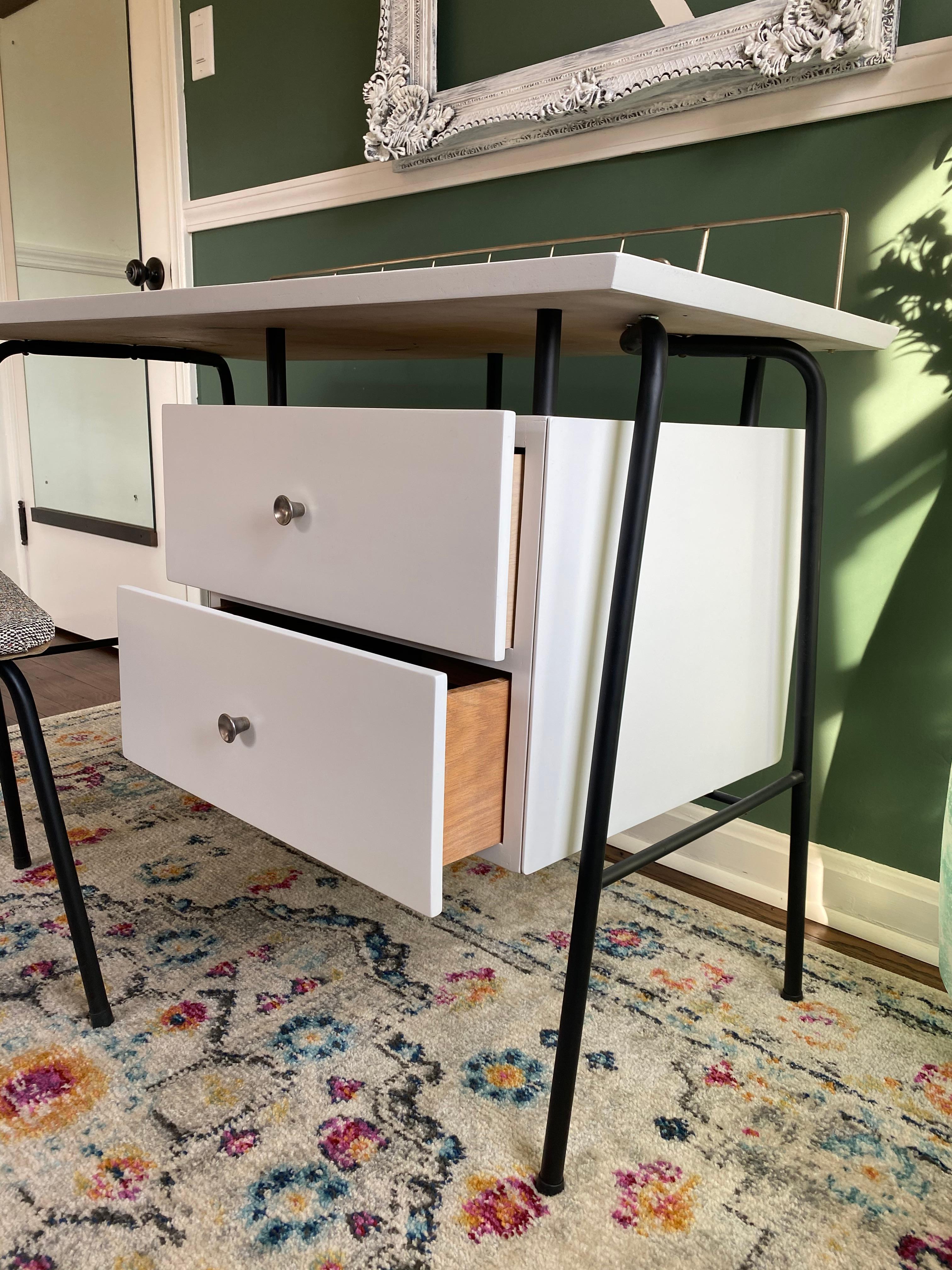 Vintage Mcm White Lacquer Jamestown Trapezoid Desk With Upholstered Chair In Good Condition For Sale In Medina, OH