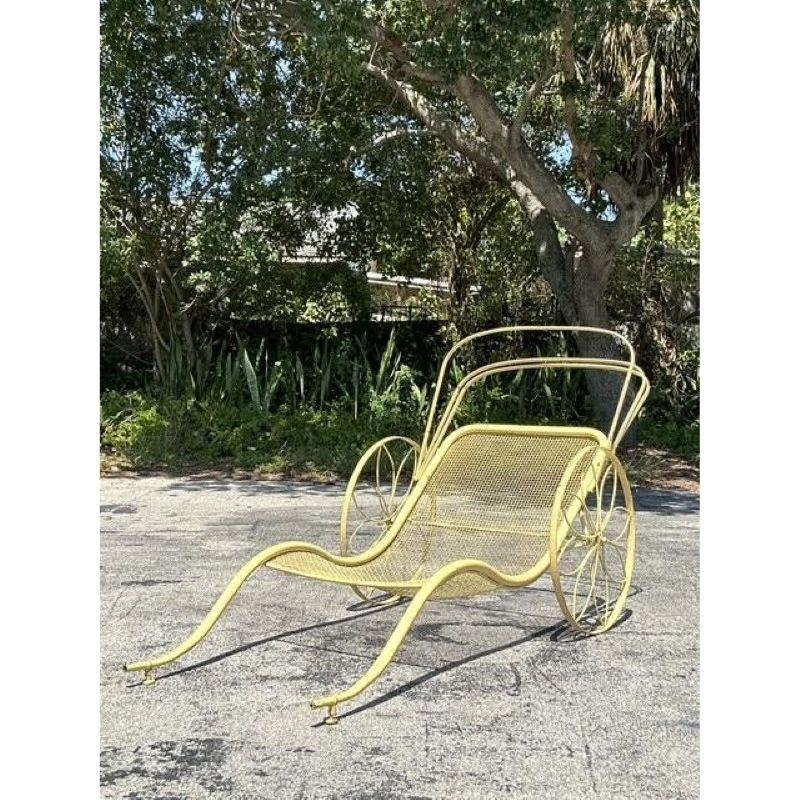 Installez-vous dans le style emblématique de la modernité du milieu du siècle avec cette chaise longue vintage en fer forgé, qui rappelle les designs novateurs de Russel Woodard. Fabriquée à partir d'un treillis en fer forgé durable, cette pièce