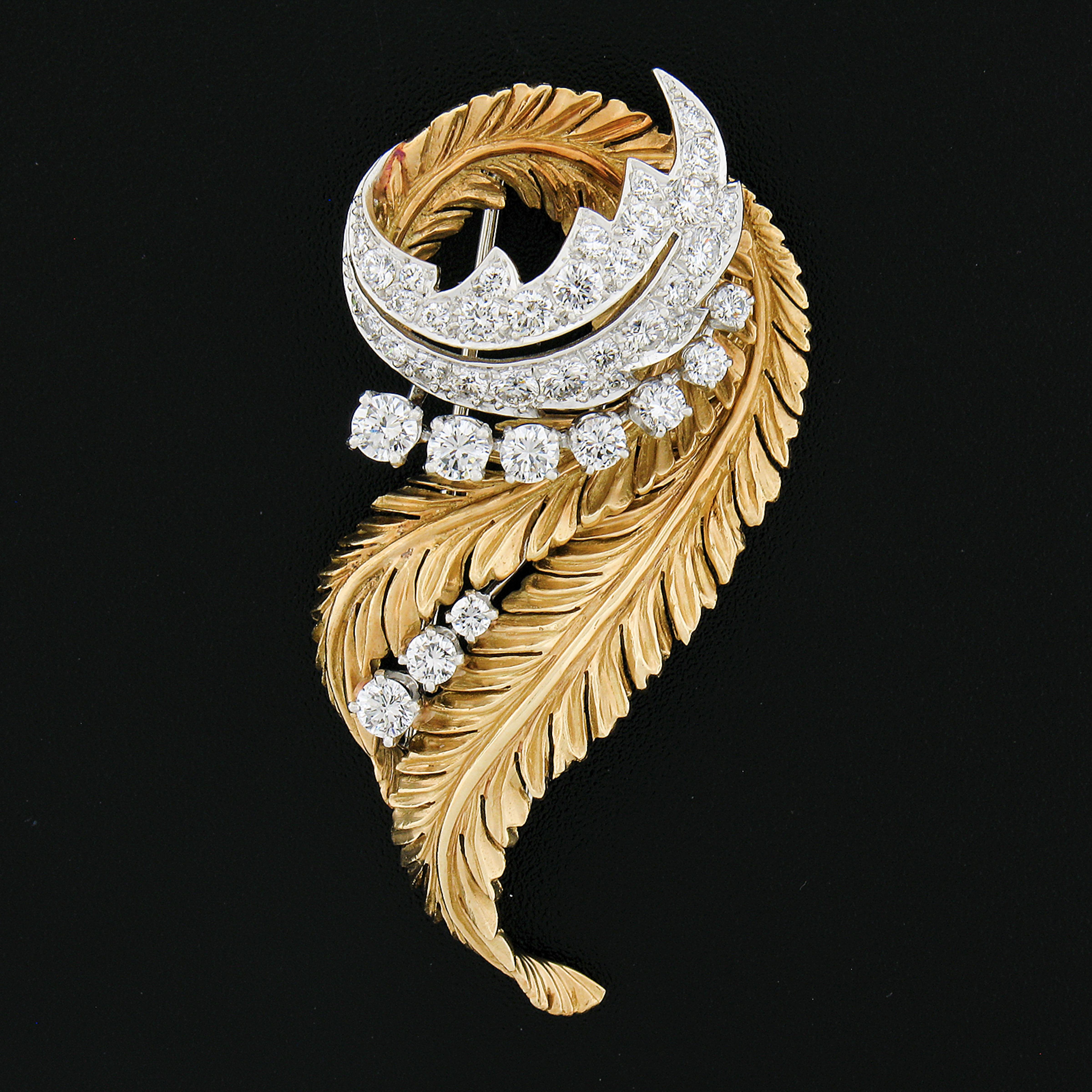 Nous avons ici une magnifique broche/épingle vintage de McTeigue & Co. qui est fabriquée à partir de platine et de jaune 18 carats. La broche présente un motif texturé et détaillé ressemblant à une feuille ou à une plume, avec une magnifique