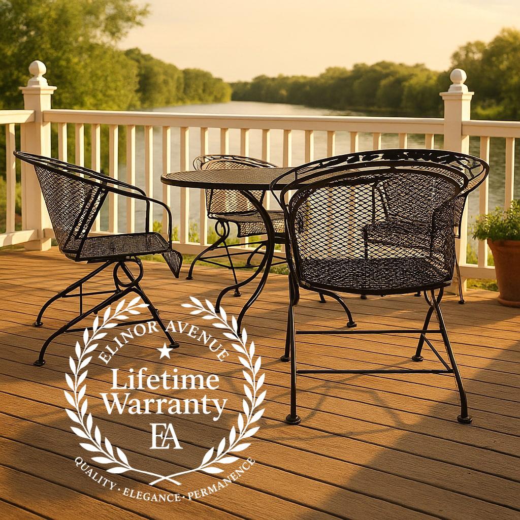 Crea un'area salotto all'aperto rilassante e confortevole con queste bellissime sedie vintage Meadow Craft in ferro battuto con molla a spirale e il tavolo in ferro battuto da 60 pollici.

Realizzate in ferro battuto di alta qualità, queste sedie