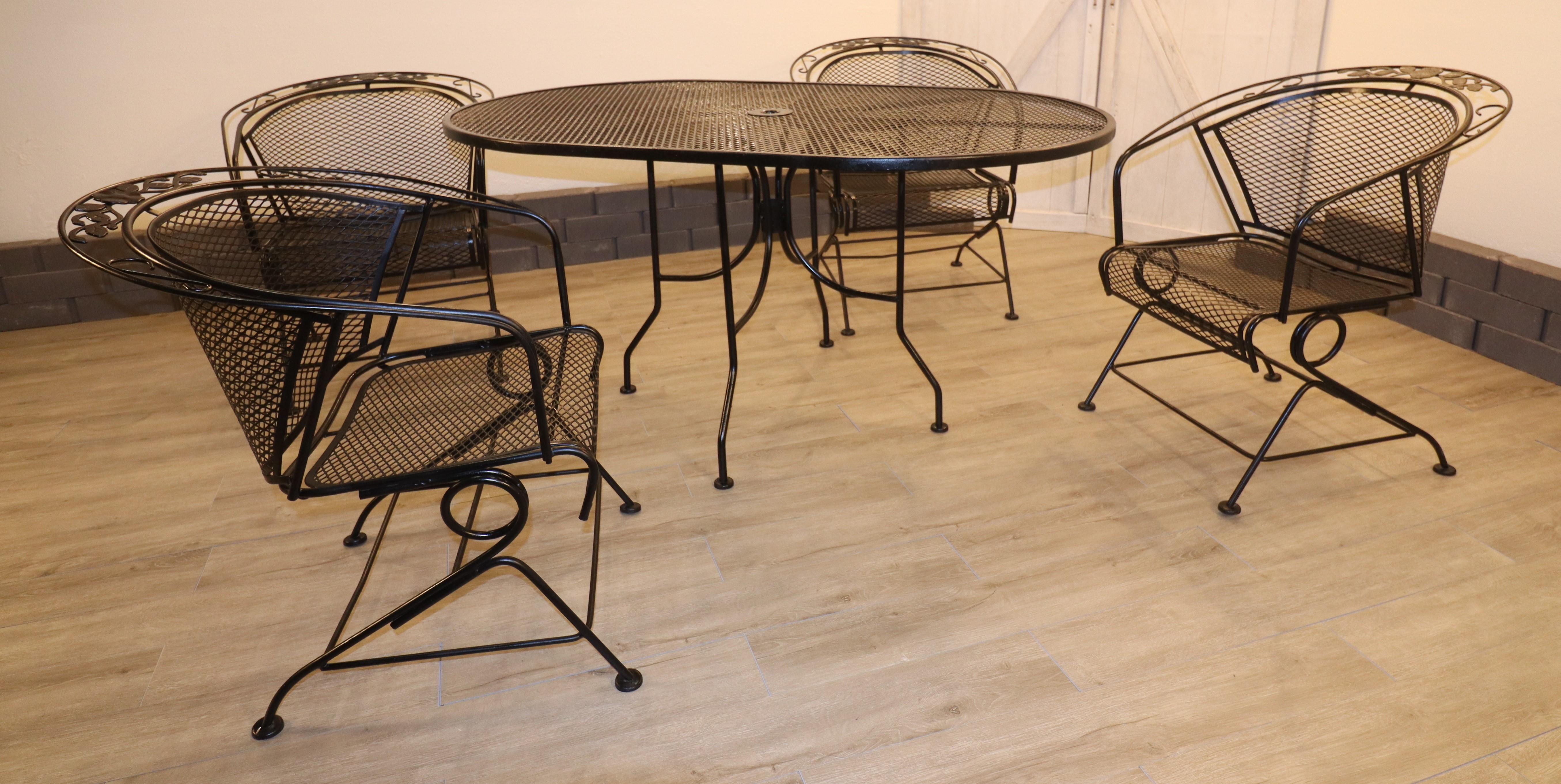 Mid-Century Modern Vintage Meadow Craft collection fer forgé Coil Spring Barrel Chairs w/ Table en vente