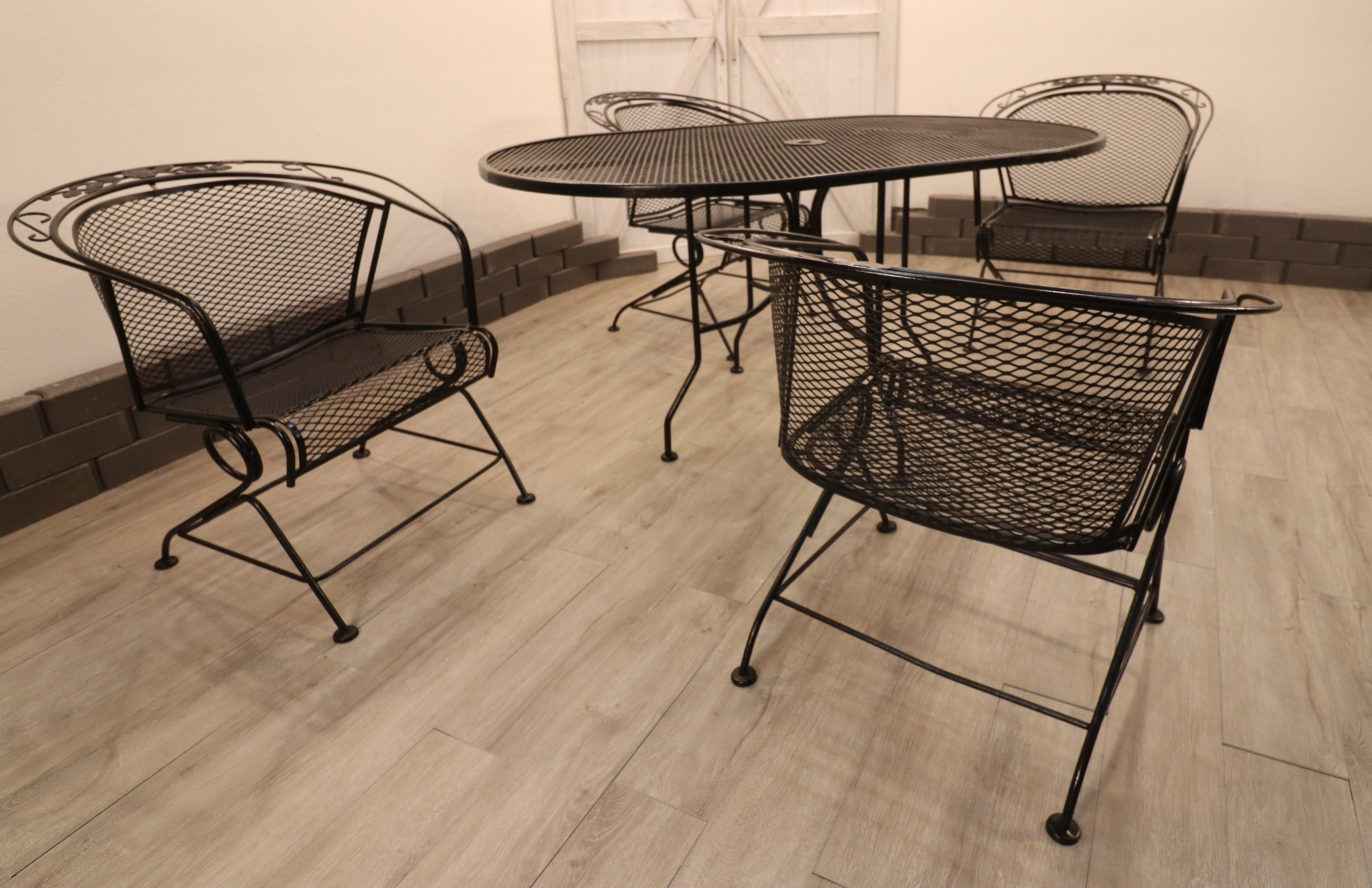 Américain Vintage Meadow Craft collection fer forgé Coil Spring Barrel Chairs w/ Table en vente