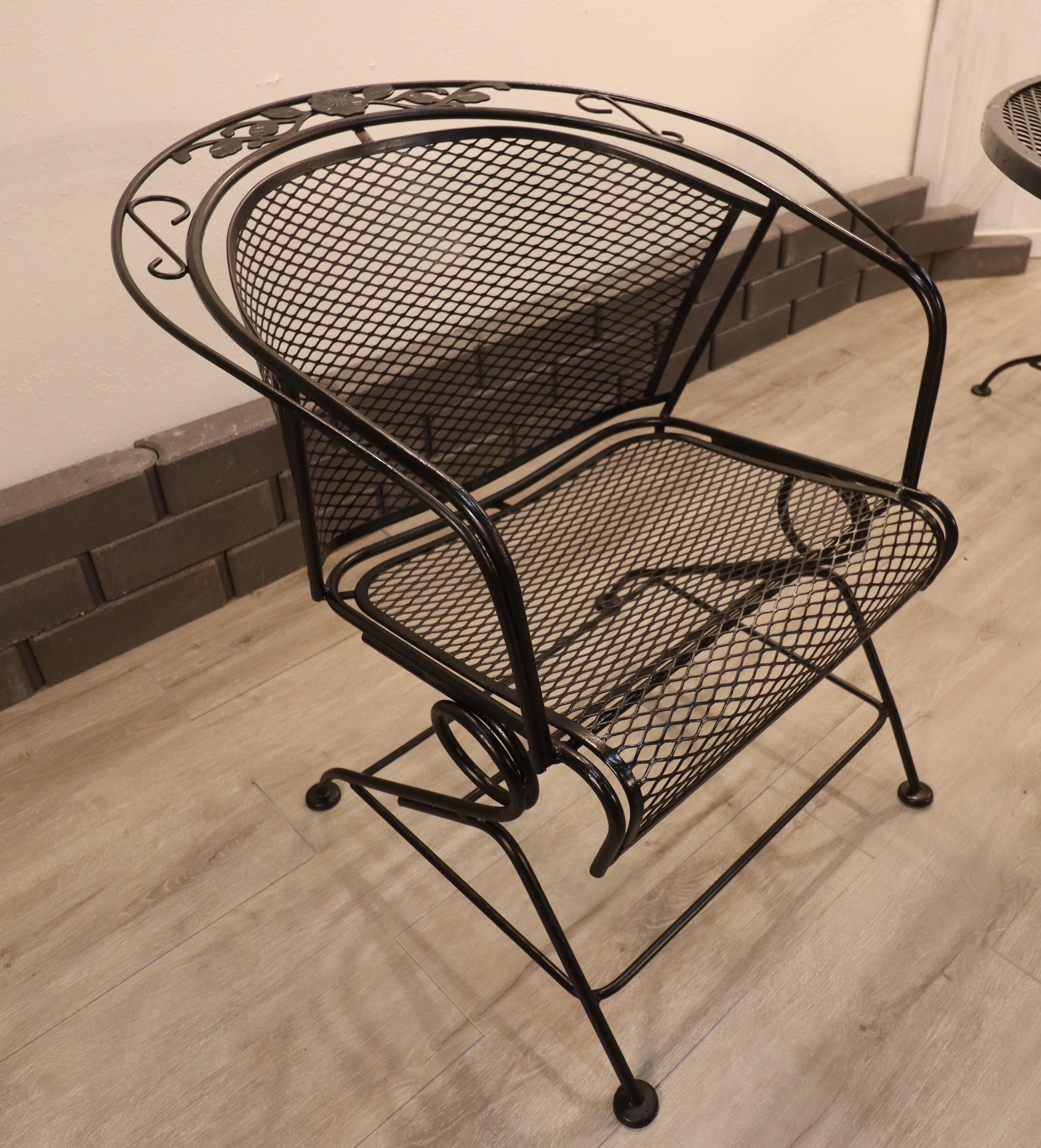 Soudé Vintage Meadow Craft collection fer forgé Coil Spring Barrel Chairs w/ Table en vente