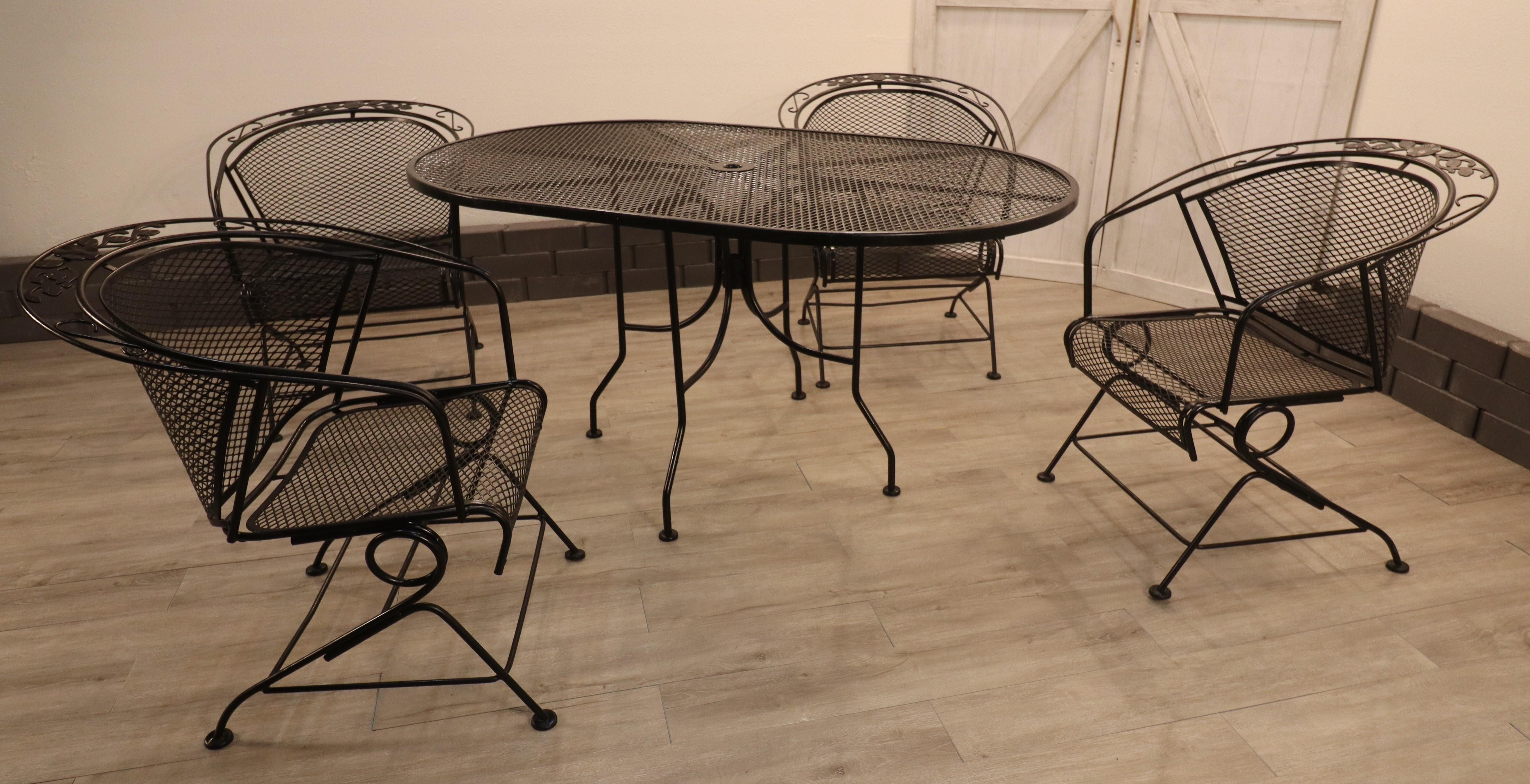 Vintage Meadow Craft collection fer forgé Coil Spring Barrel Chairs w/ Table Bon état - En vente à Omaha, NE
