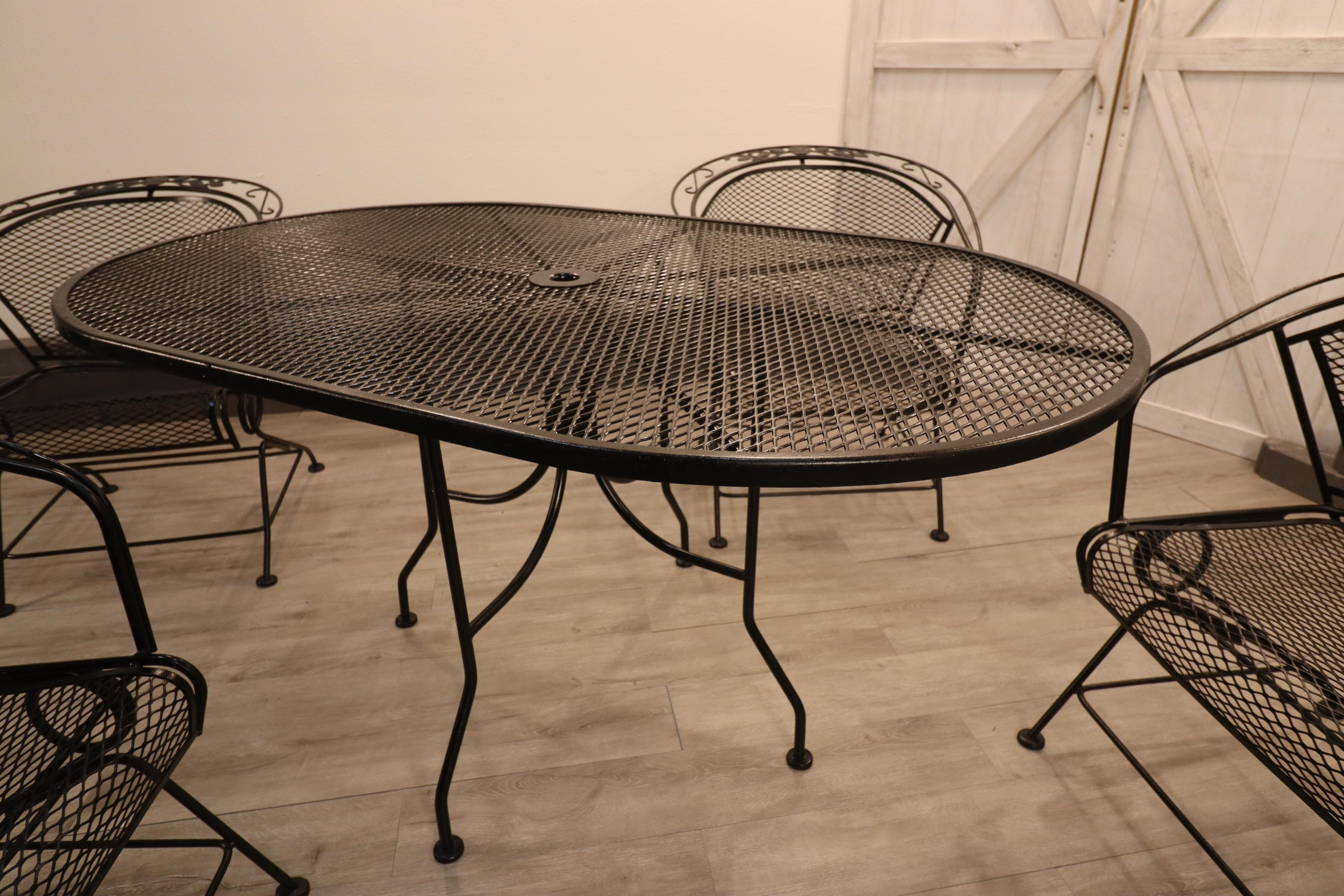 Fin du 20e siècle Vintage Meadow Craft collection fer forgé Coil Spring Barrel Chairs w/ Table en vente