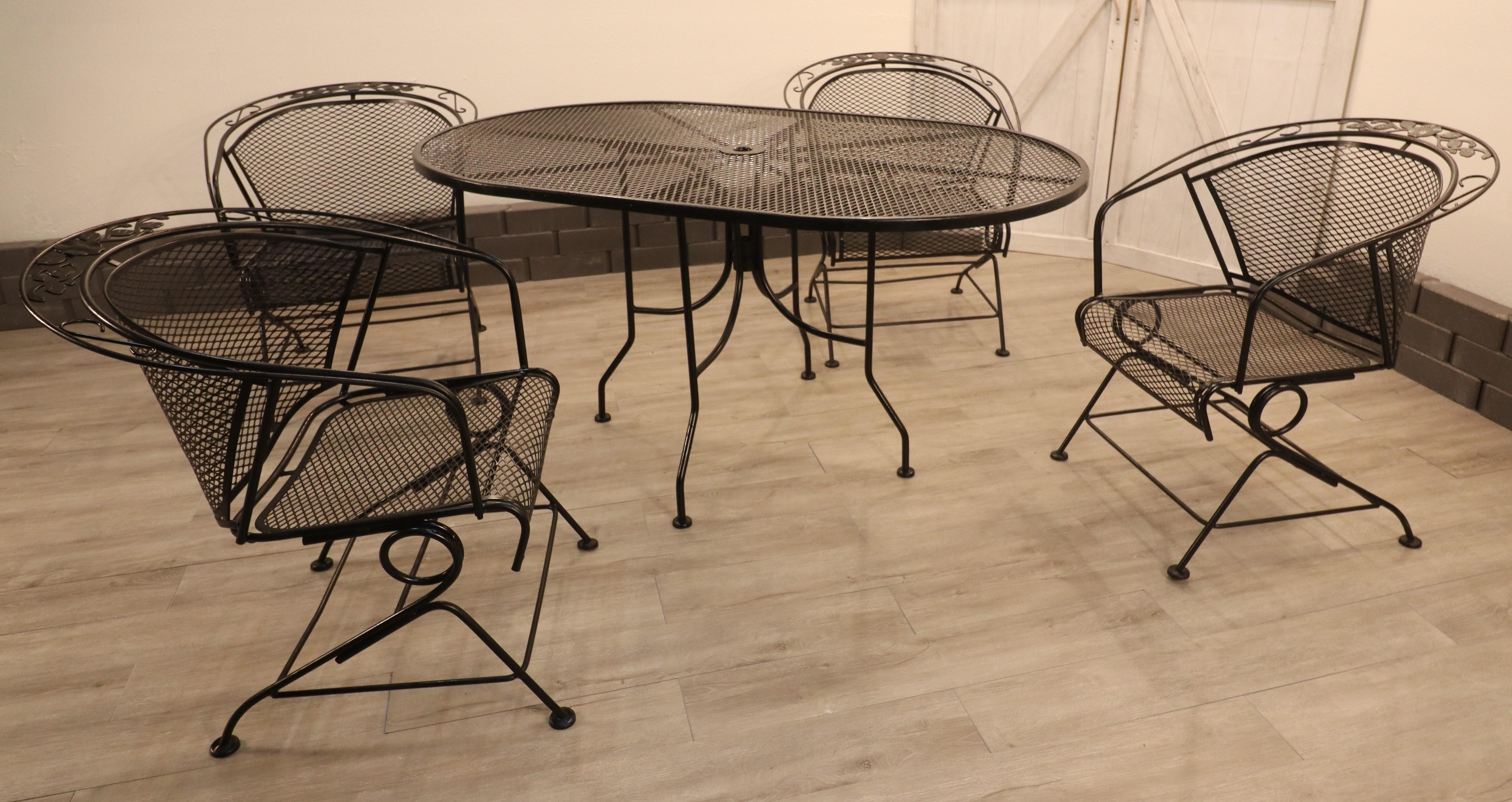 Fer forgé Vintage Meadow Craft collection fer forgé Coil Spring Barrel Chairs w/ Table en vente