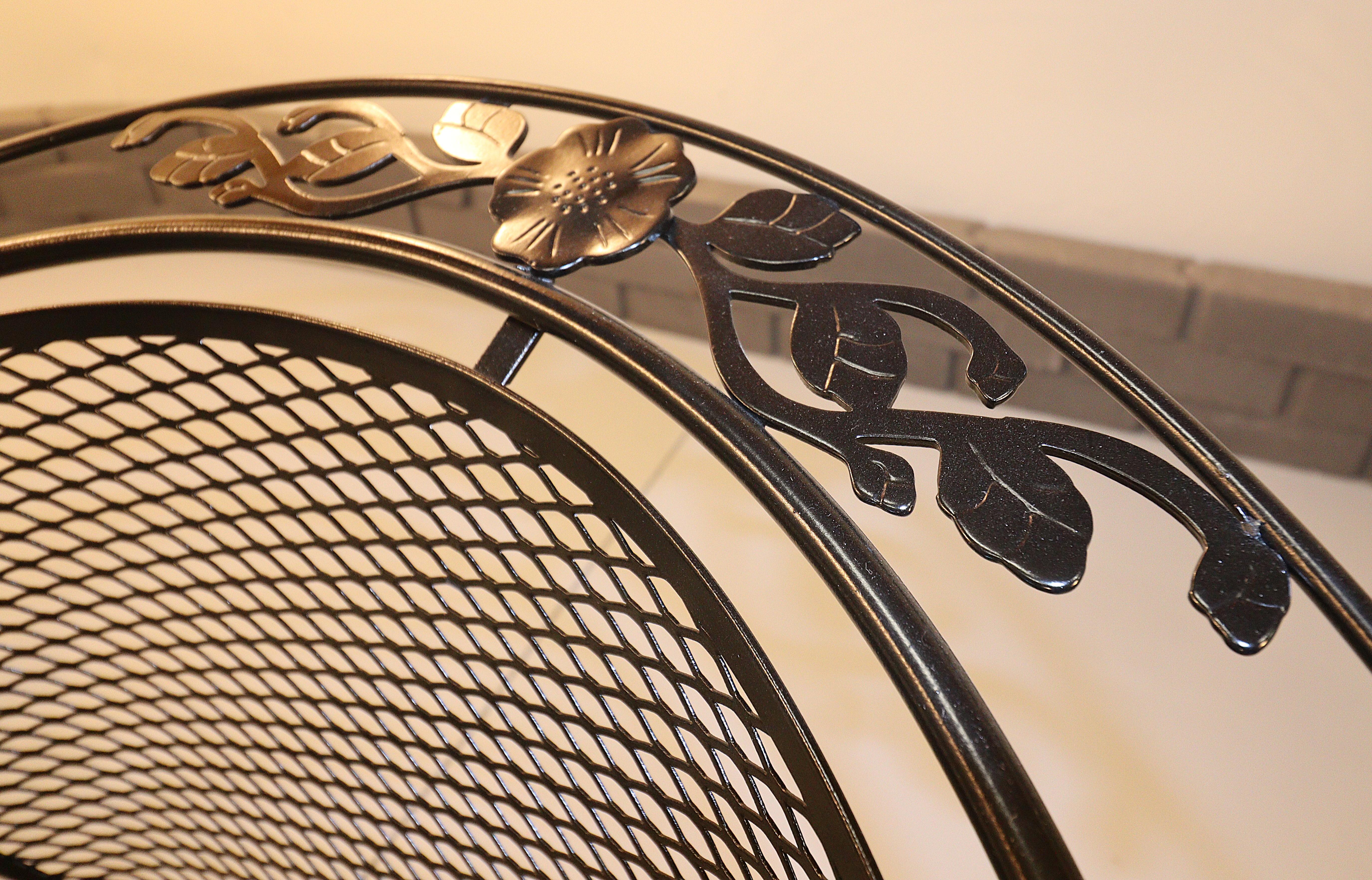 Sedie a botte con molla a spirale in ferro battuto della collezione Meadow Craft d'epoca con tavolo in vendita 1