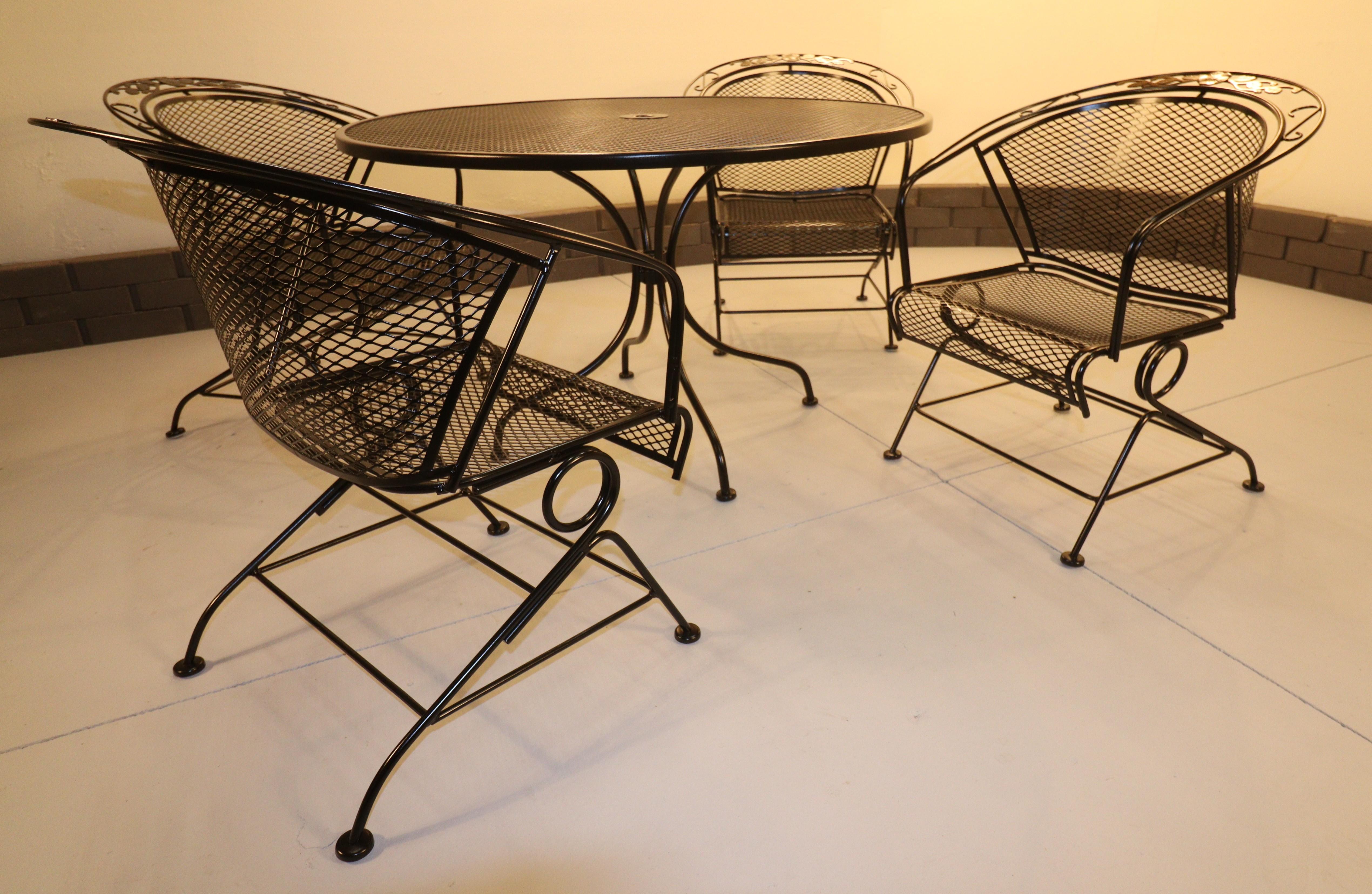 Vintage Meadow Craft Floral und Blatt Wrought Iron Barrel Stühle - Zeitlose Eleganz und Komfort mit einem 48-Zoll-Tisch aus Schmiedeeisen.

Verschönern Sie Ihren Außen- oder Innenbereich mit dem klassischen Charme der schmiedeeisernen Stühle mit