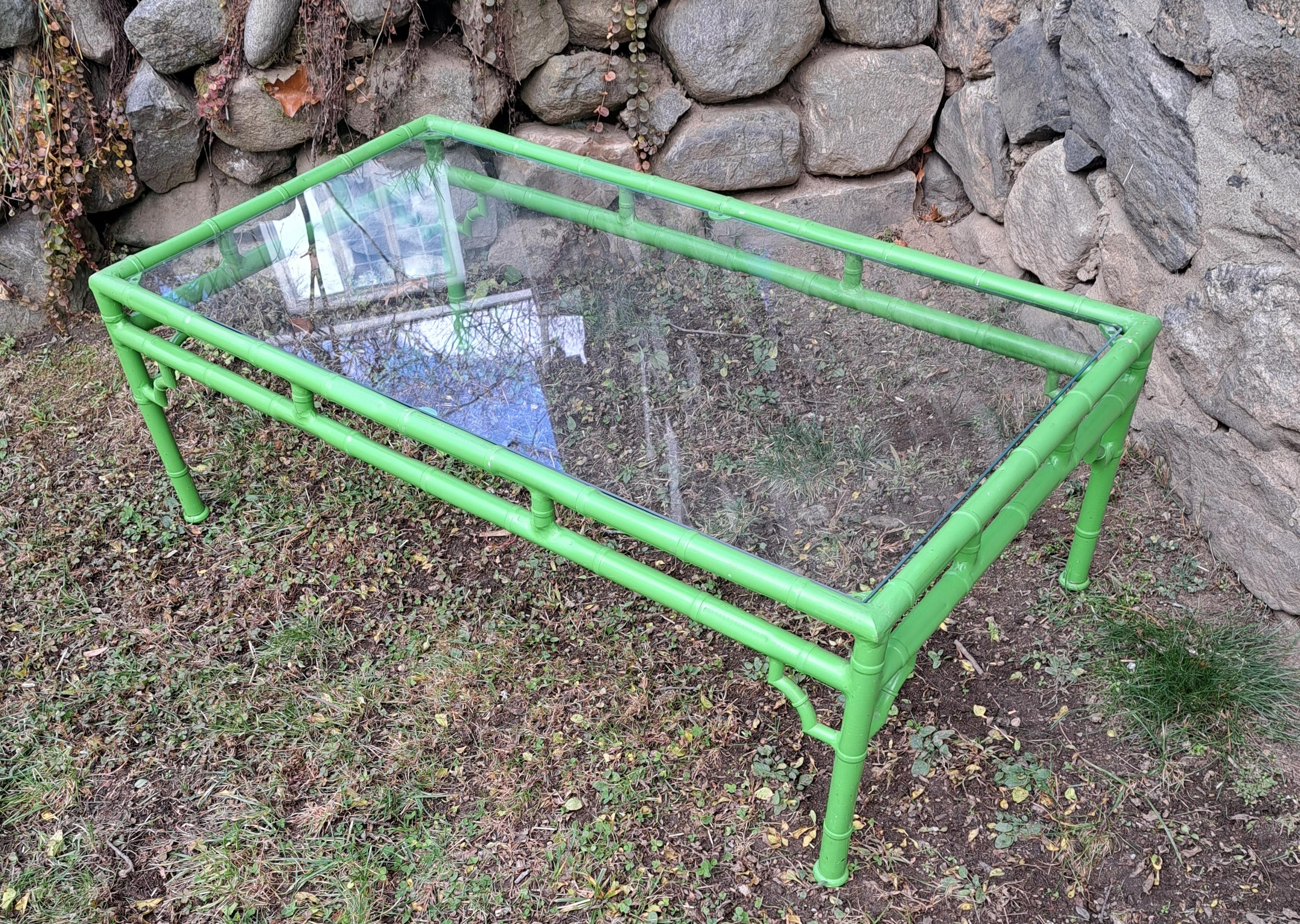 Mesa baja vintage Meadowcraft de aluminio imitación bambú Regencia de Hollywood en venta