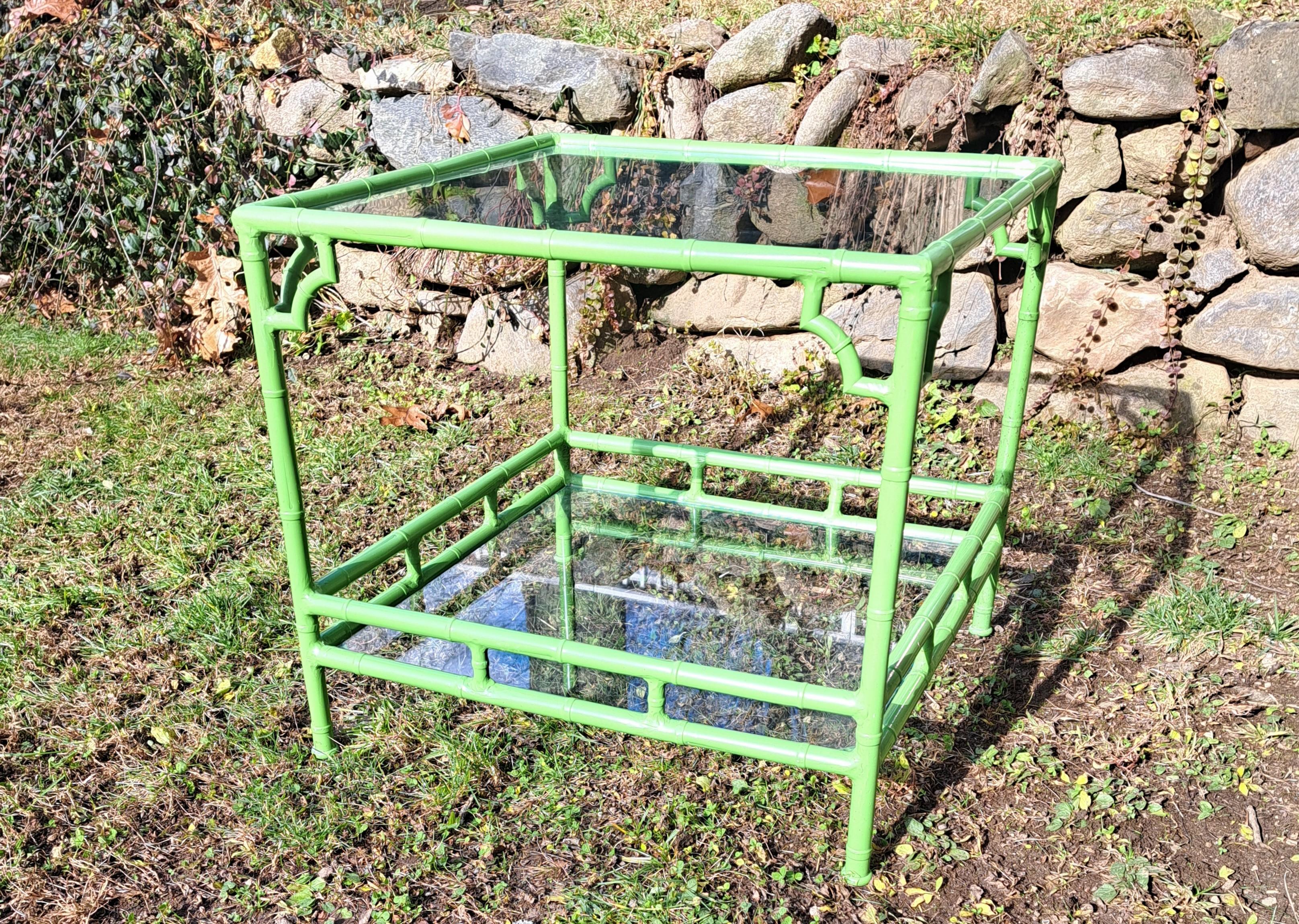 Mesa auxiliar vintage Meadowcraft de aluminio imitación bambú.  Mide 26