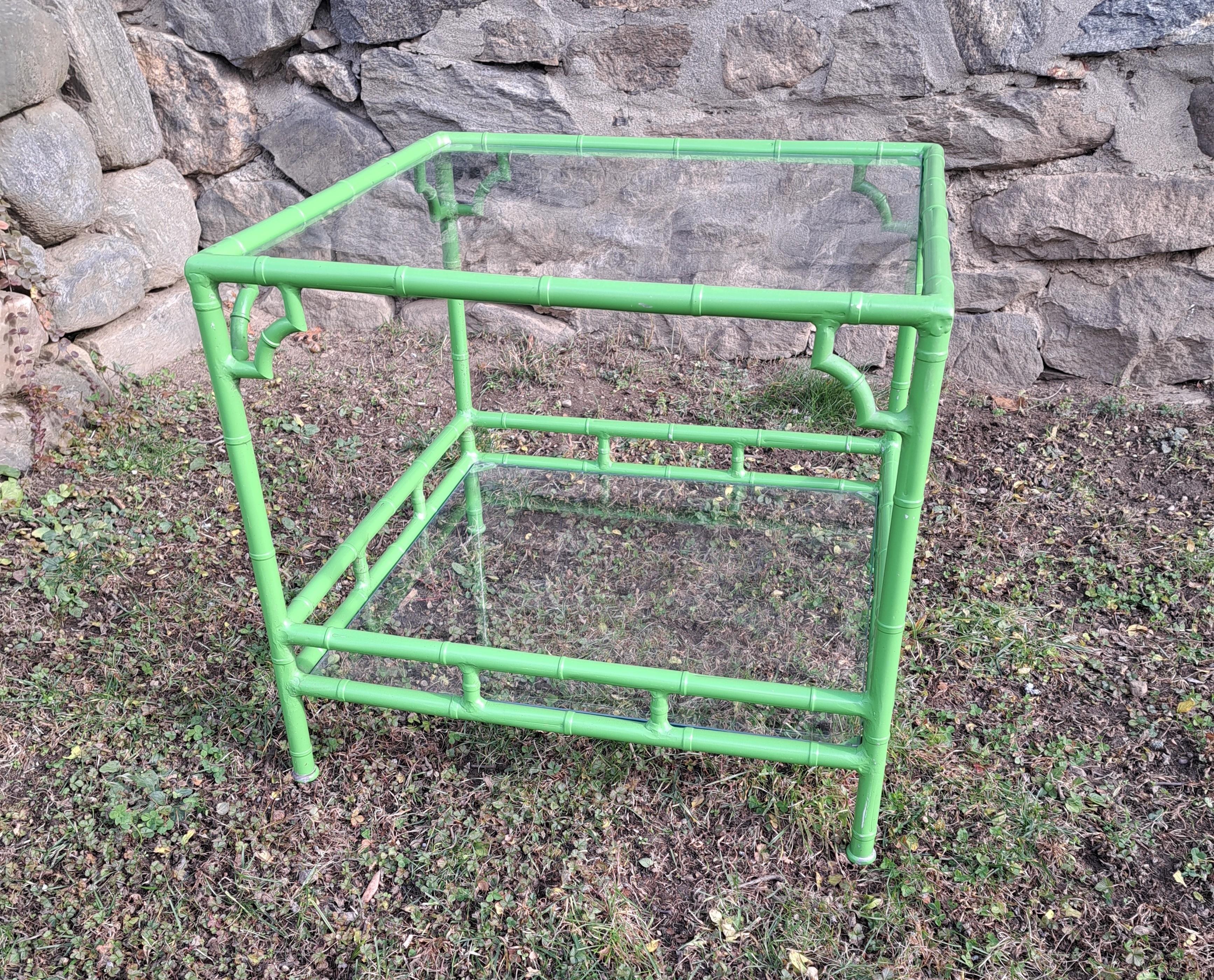 Mesa auxiliar de aluminio imitación bambú Vintage Meadowcraft Regencia de Hollywood en venta