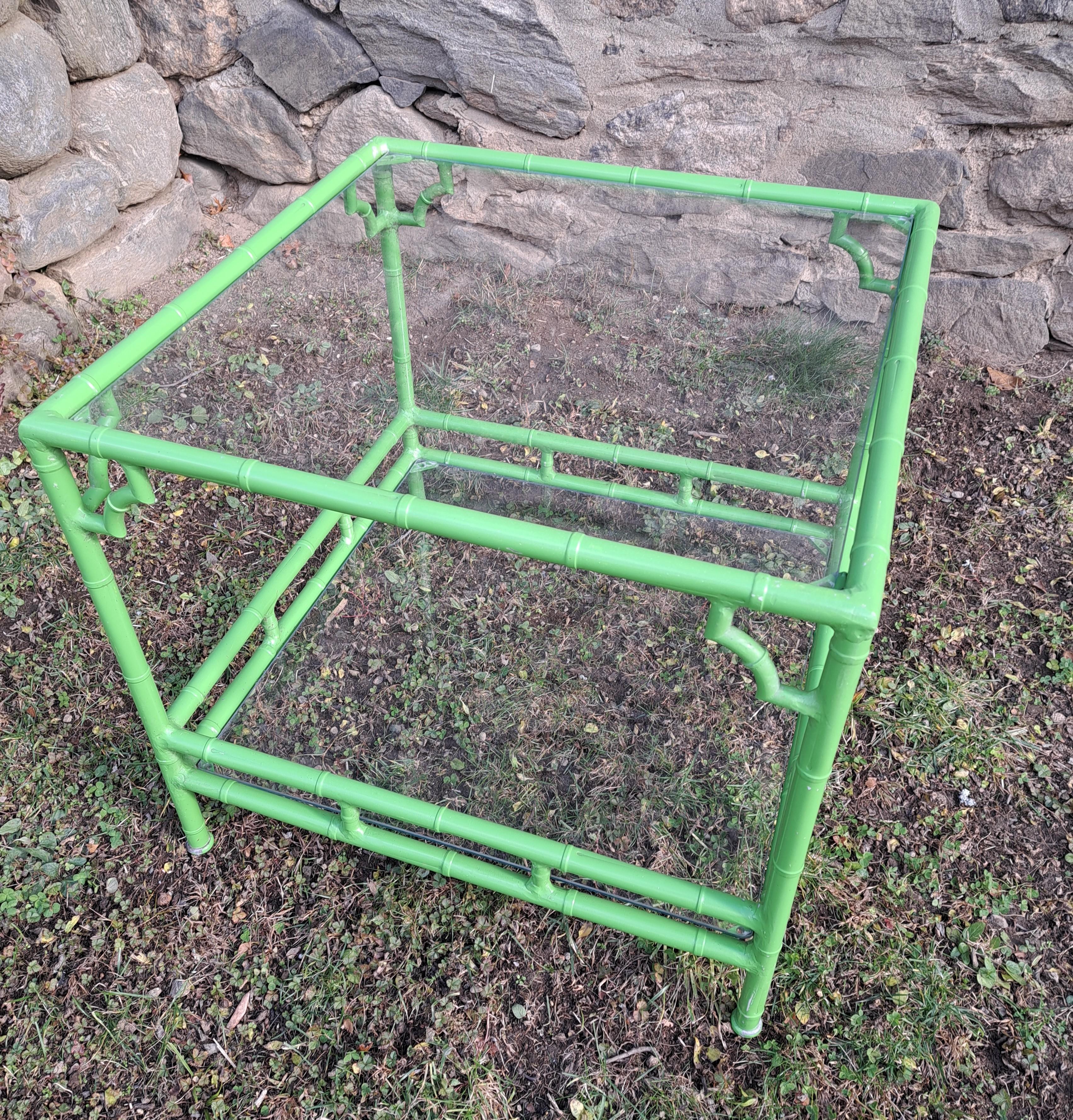 Mesa auxiliar de aluminio imitación bambú Vintage Meadowcraft Estadounidense en venta