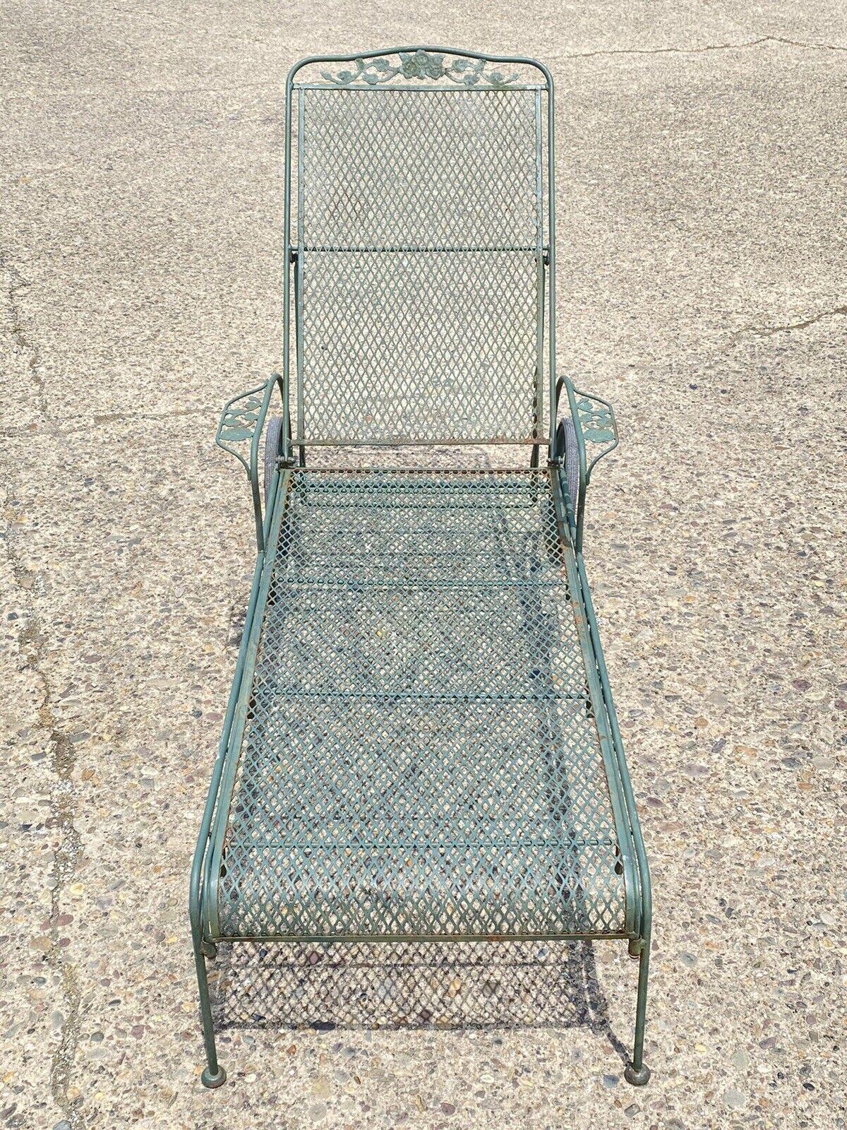 Vintage Meadowcraft Dogwood Green Wrought Iron Adjustable Outdoor Patio Chaise Lounge Chair, circa Mid to Late 20th century. Measurements: 38