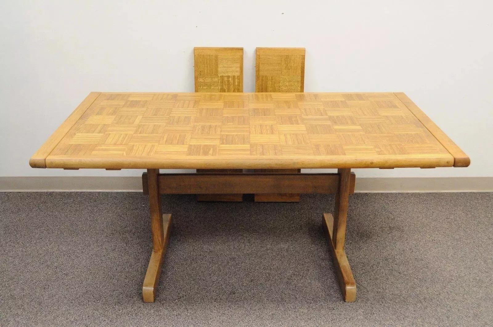 Table de salle à manger / cuisine à rallonge vintage par Meblo, fabriquée en Yougoslavie avec 2 feuilles. Cet article présente un plateau incrusté de parquet, une base à tréteaux en bois massif (vraisemblablement de l'érable), des supports