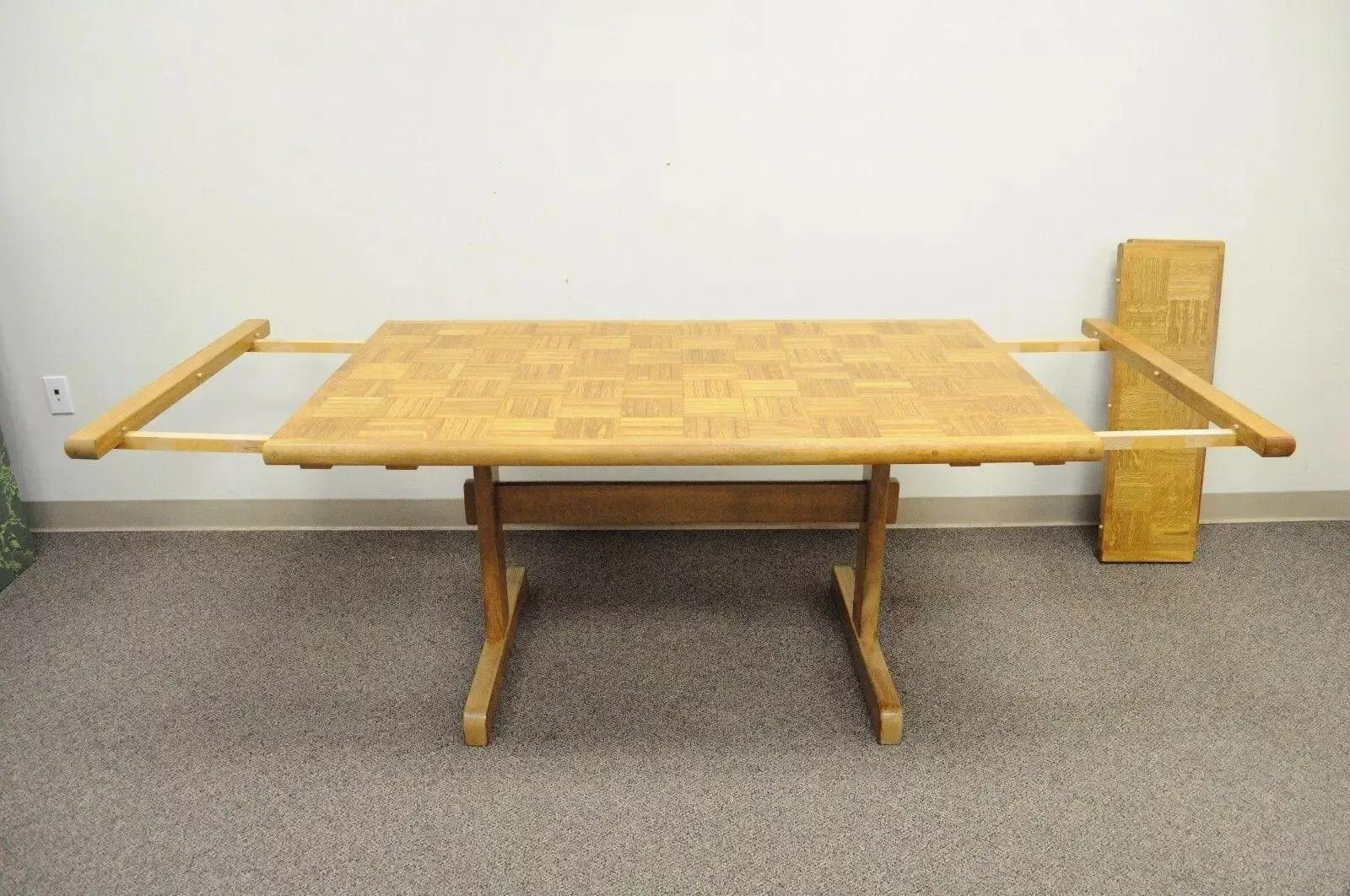 Mid-Century Modern Table de salle à manger à rallonge Meblo vintage en érable et parqueterie de chêne en vente
