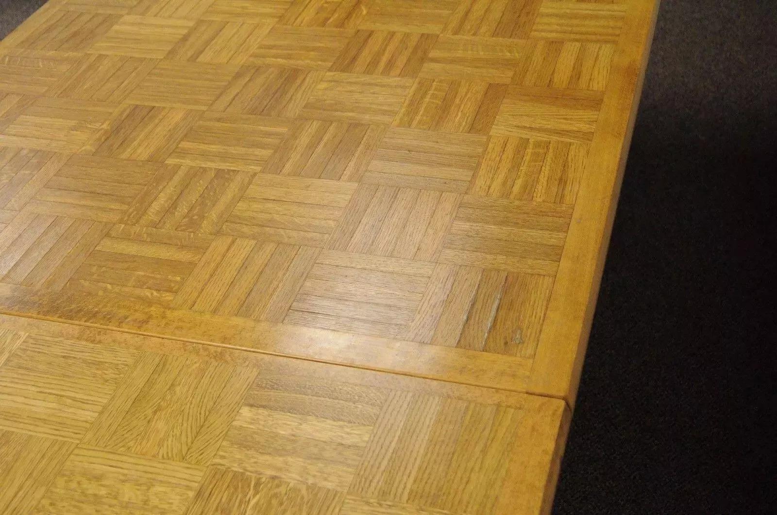 20ième siècle Table de salle à manger à rallonge Meblo vintage en érable et parqueterie de chêne en vente