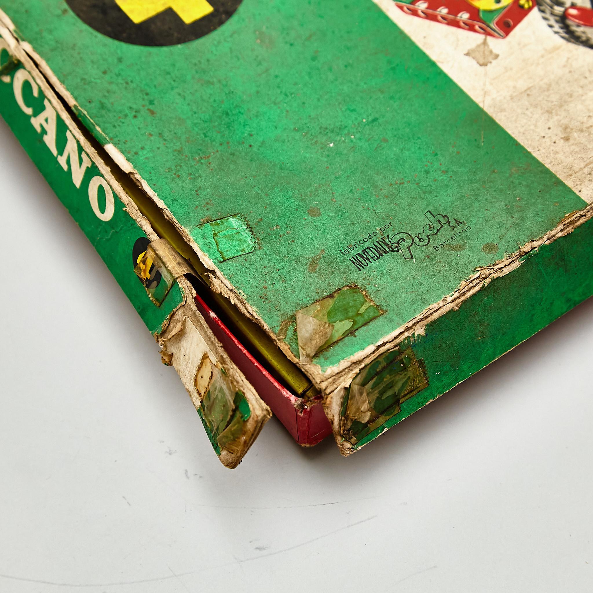 Begib dich auf eine Reise durch die Zeit mit diesem originalen Meccano-Bauspiel, das in seiner alten Schachtel präsentiert wird. Dieses von Meccano Limited in England hergestellte Stück Geschichte lädt Sie dazu ein, Ihrer Kreativität freien Lauf zu