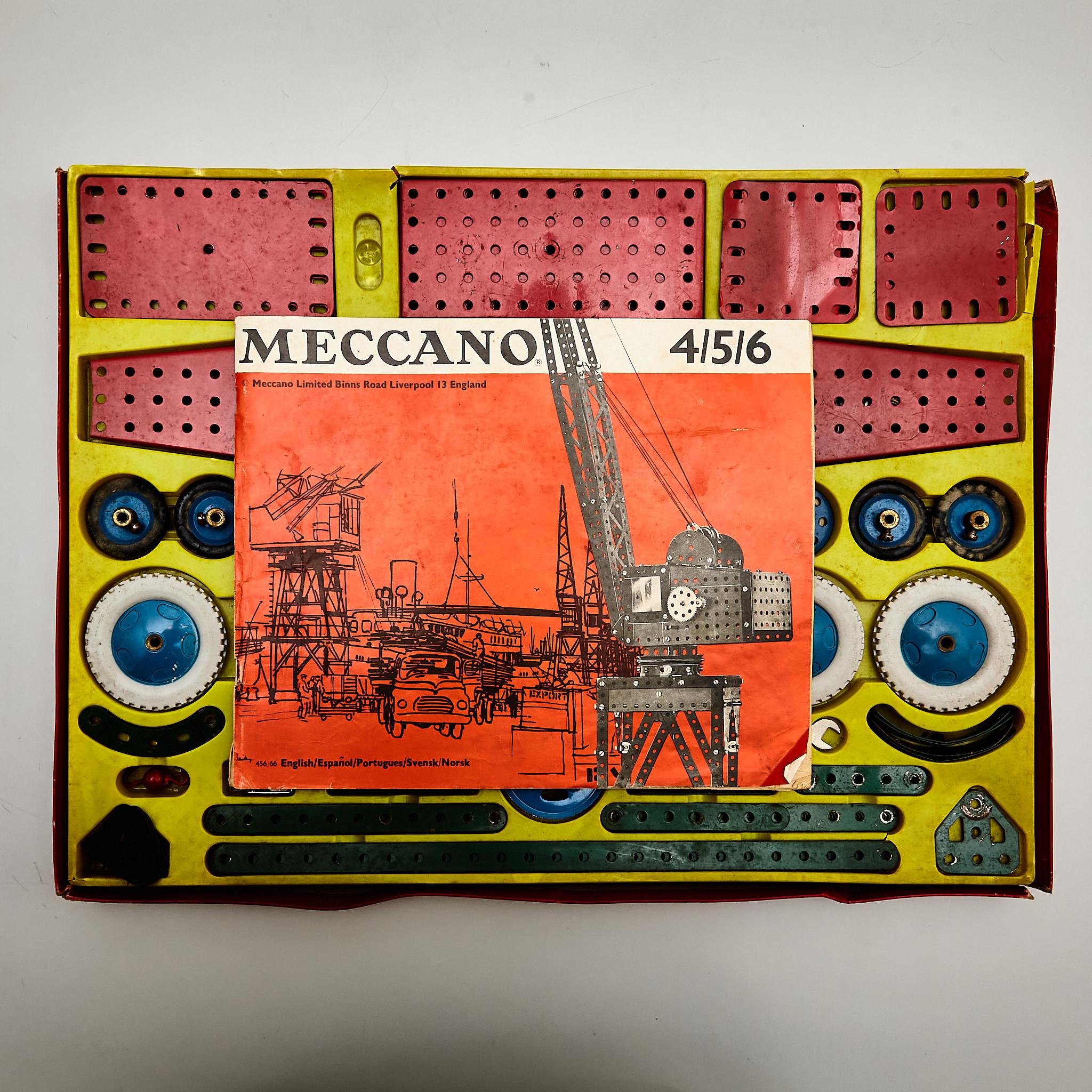 Vintage Meccano Building Game in Original Box In Fair Condition For Sale In Barcelona, Barcelona