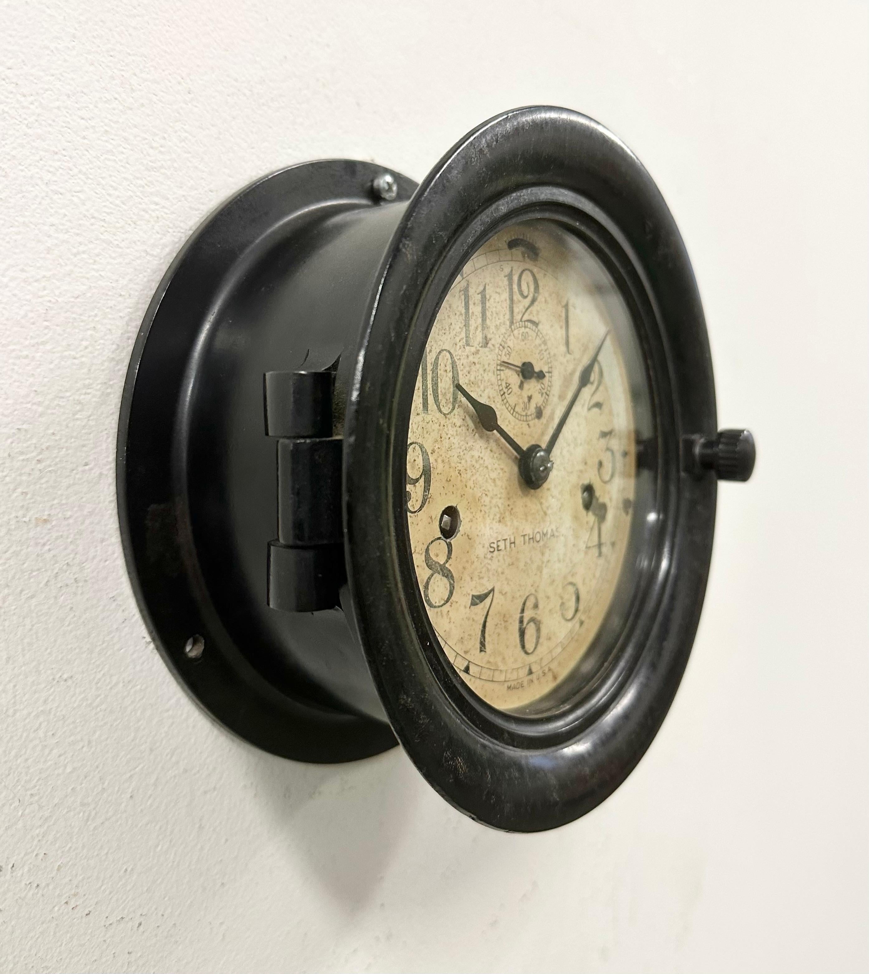 Industriel Horloge murale maritime mécanique vintage en bakélite de Seth Thomas, années 1950