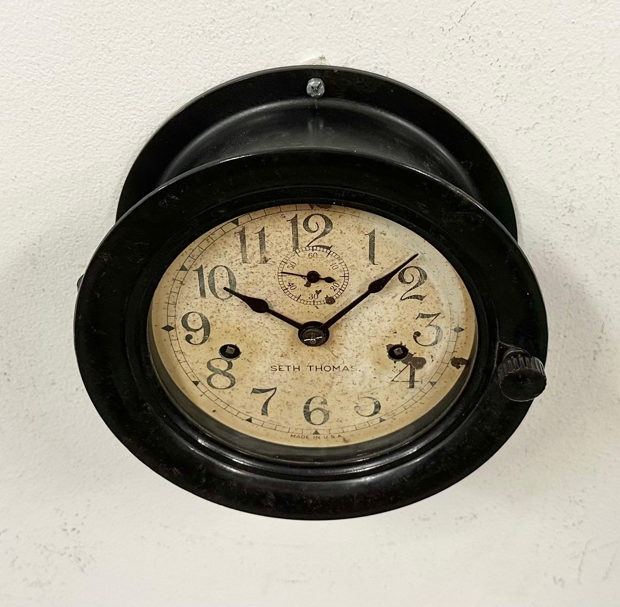 Américain  Horloge murale maritime mécanique vintage en bakélite de Seth Thomas, années 1950 en vente